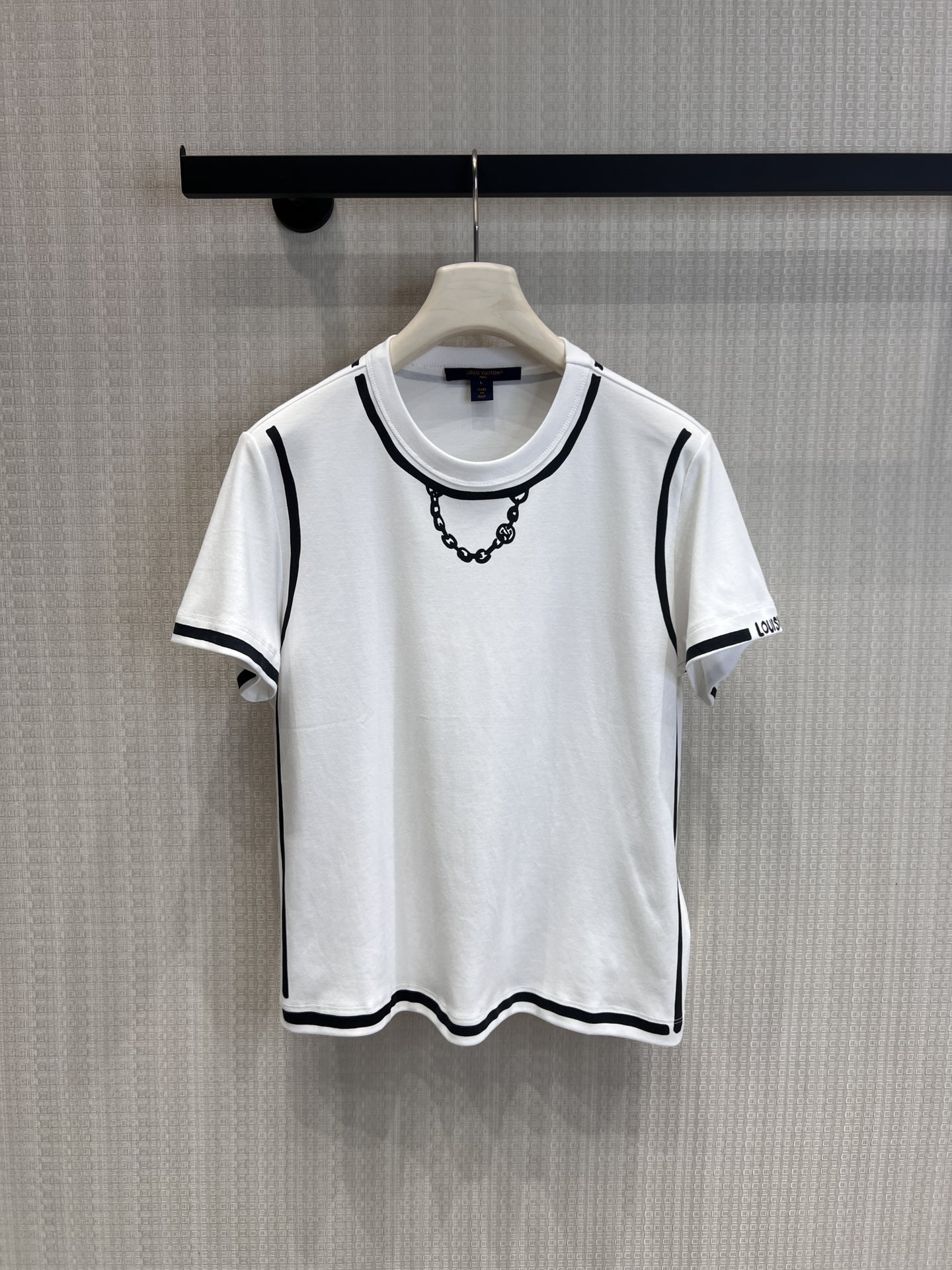 NO:795348,Support exchange item number 231224 Loui* 26SS early spring new graffiti 3D chain print decorative round neck short-sleeved T-shirt丨Exclusively developed by yb!  High quality production!  High-count mercerized cotton is used to create a silky and skin-friendly wearing feel. Classic black and white contrasting edges outline the round neck, cuffs and hem. The 3D chain printing on the chest combines graffiti art style, and the three-dimensional texture and logo are cleverly combined. The slightly loose box-shaped silhouette is suitable for a variety of outfits. It combines light luxury texture with street fashion aesthetics and is the finishing touch of daily life in early spring. Ready-made S/M/L real shot details, Louis  vuitton,T-shirt,tees,t-shirt,19860909支持换款货号231224 Loui* 26SS早春新款 涂鸦3D链条印花装饰圆领短袖T恤丨独家yb开发！高版出品！以高支丝光棉打造丝滑亲肤的穿着感,经典黑白撞色包边勾勒圆领、袖口与下摆轮廓,胸前3D链条印花融合涂鸦艺术风格,立体肌理与标识巧妙结合；微宽松的箱型廓形适配多元穿搭,将轻奢质感与街头潮流美学融合,是早春日常的点睛单品.现货发售S/M/L实拍细节图,,louis vuitton,T-shirt,tees，t-shirt,,Women's clothing