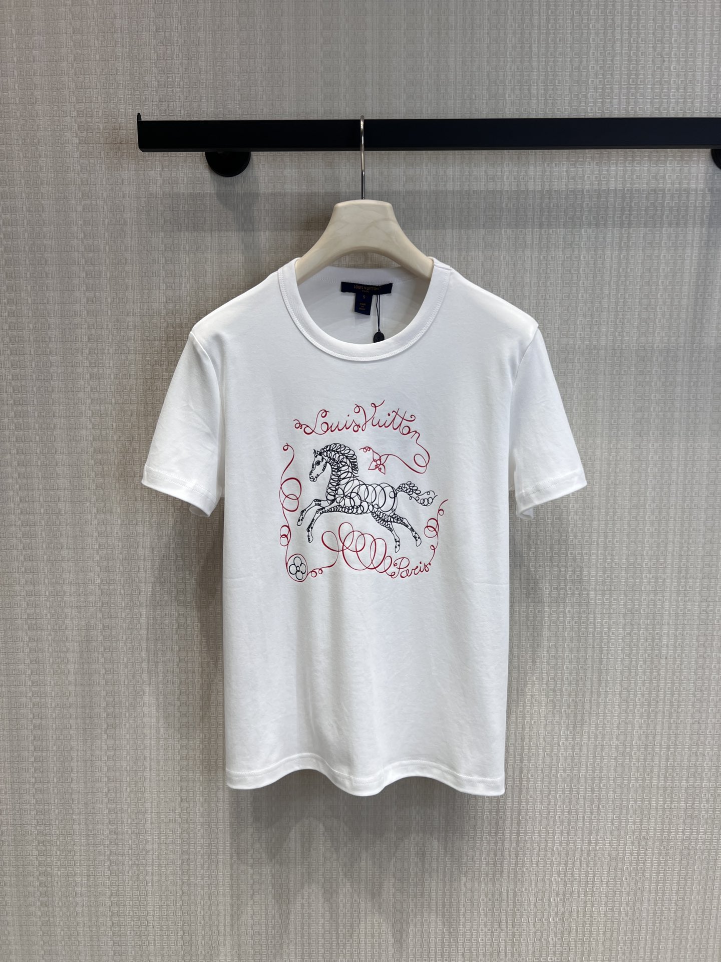 NO:801787,Support exchange item number 238722 Loui* 26Ss early spring new style Year of the Horse limited print round neck short-sleeved T-shirt丨Exclusively developed by yb!  High quality production!  Create an iconic visual symbol inspired by the zodiac horse, and select high-count mercerized cotton fabrics with a silky feel and outstanding drape. The classic round neck is combined with a loose tailoring, which is tolerant to all body shapes and can easily adapt to the needs of layering or wearing alone. Whether it is paired with a plaid skirt to create a sweet-cool mix, or combined with red knitted shorts to echo the New Year atmosphere, it is a limited item that has both collection and wear value in the early spring wardrobe. Ready-made S/M/L real shot details, louis  vuitton,skirts,shorts,T-shirt,tees,t-shirt,19860909支持换款货号238722 Loui* 26Ss早春新款 马年限定印花圆领短袖T恤丨独家yb开发！高版出品！以生肖马为灵感打造标志性视觉符号,精选高支丝光棉面料,触感丝滑且垂坠感出众,经典圆领结合宽松剪裁,包容各类身形的同时,轻松适配叠穿或单穿的穿搭需求.无论是搭配格纹半裙打造甜酷混搭风,还是与红色针织短裤组合呼应新年氛围,都是早春衣橱中兼具收藏与穿搭价值的限定单品.现货发售S/M/L实拍细节图,,louis vuitton,skirts,shorts,T-shirt,tees，t-shirt,,Women's clothing