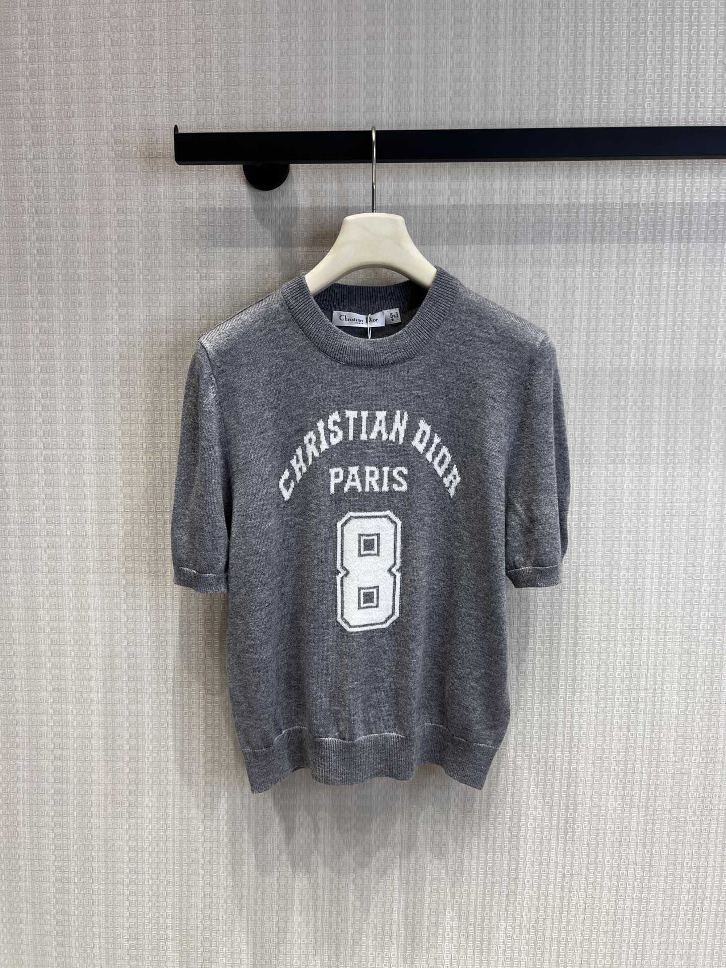 NO:751419,Support exchange item number Dio* 26Ss early spring new digital jacquard cashmere knitted short-sleeved top丨Exclusive high-end version!  Weld the American college style to your body!  The classic round neck tailoring is suitable for various shoulder shapes. The soft and waxy cashmere fabric has a delicate skin feel, which is perfect for early spring wear without being stuffy or cold. The iconic arc-shaped letters and number 8 jacquard on the chest are three-dimensional and full and do not fade. Navy is calm and gray is simple. The two classic colors are to keep your eyes closed without stepping on thunder.  .The short fitted version is not flattering to your body shape. Pair it with a denim skirt and you will look like a energetic girl. Pair it with white wide-leg pants and you will become a cool school girl instantly. You can unlock the relaxed and fashionable feeling with one click. Ready-made S/M/L real shot details, dior, skirts, T-shirt,19860909支持换款货号Dio* 26Ss早春新款 数字提花羊绒针织短袖上衣丨独家高版出品！把美式学院风焊在身上！经典圆领剪裁适配各种肩型,软糯羊绒面料自带细腻肤感,早春穿不闷不凉刚刚好.胸前标志性弧形字母与数字8提花,立体饱满不褪色,藏青沉稳、灰色简约,两大经典色闭眼入不踩雷.短款合身版型不挑身材,搭牛仔半裙是元气少女,配白色阔腿裤秒变清冷学姐,一键解锁松弛感时髦.现货发售S/M/L实拍细节图,,dior,skirts,T-shirt,,Women's clothing