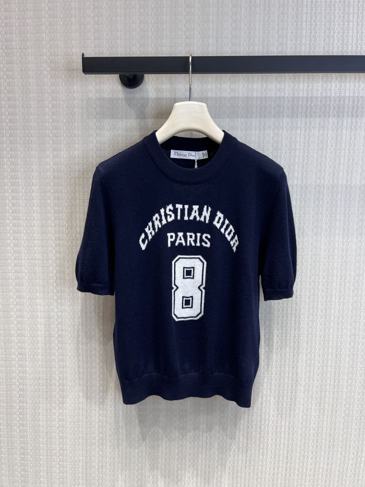 NO:751416,Support exchange item number Dio* 26Ss early spring new digital jacquard cashmere knitted short-sleeved top丨Exclusive high-end version!  Weld the American college style to your body!  The classic round neck tailoring is suitable for various shoulder shapes. The soft and waxy cashmere fabric has a delicate skin feel, which is perfect for early spring wear without being stuffy or cold. The iconic arc-shaped letters and number 8 jacquard on the chest are three-dimensional and full and do not fade. Navy is calm and gray is simple. The two classic colors are to keep your eyes closed without stepping on thunder.  .The short fitted version is not flattering to your body shape. Pair it with a denim skirt and you will look like a energetic girl. Pair it with white wide-leg pants and you will become a cool school girl instantly. You can unlock the relaxed and fashionable feeling with one click. Ready-made S/M/L real shot details, dior, skirts, T-shirt,19860909支持换款货号Dio* 26Ss早春新款 数字提花羊绒针织短袖上衣丨独家高版出品！把美式学院风焊在身上！经典圆领剪裁适配各种肩型,软糯羊绒面料自带细腻肤感,早春穿不闷不凉刚刚好.胸前标志性弧形字母与数字8提花,立体饱满不褪色,藏青沉稳、灰色简约,两大经典色闭眼入不踩雷.短款合身版型不挑身材,搭牛仔半裙是元气少女,配白色阔腿裤秒变清冷学姐,一键解锁松弛感时髦.现货发售S/M/L实拍细节图,,dior,skirts,T-shirt,,Women's clothing