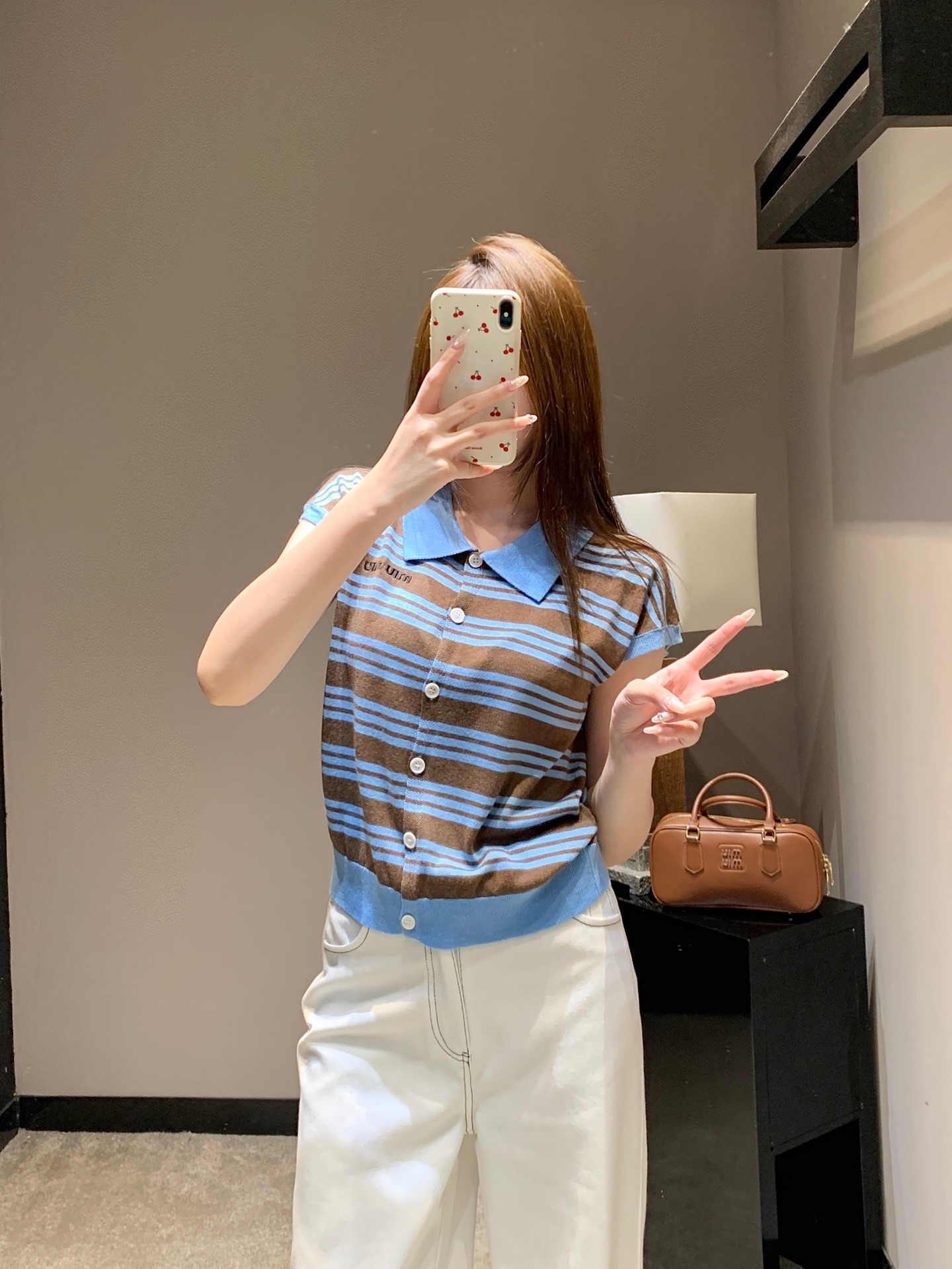 NO:751449,Miu* 26Ss early spring new style simple striped Polo knitted vest cardigan丨Exclusive high-end version!  It cleverly combines retro stripes with modern tailoring. The contrasting stripes present a delicate texture on the knitted fabric. The Polo lapel and sleeveless design not only retain the classic college temperament, but also add a bit of casual relaxation. The front button closure makes the outfit more flexible and exposes the collarbone when worn alone.  Lines can enrich the style when layered. Whether paired with denim bottoms to create an American retro style, or combined with a skirt to create a sweet girl look, it can be easily held in place and become an eye-catching tool for you to go out in early spring. Available now in S/M/L, miumiu, skirts,19860909Miu* 26Ss早春新款 简约条纹Polo针织背心开衫丨独家高版出品！将复古条纹与现代剪裁巧妙融合.撞色条纹在针织面料上呈现出细腻的肌理感,Polo翻领与无袖设计,既保留了经典的学院气质,又增添了几分随性松弛.前襟纽扣开合,让穿搭更具灵活性,单穿时露出锁骨线条,叠穿时则能丰富造型层次.无论是搭配牛仔下装打造美式复古风,还是与半身裙组合成甜妹造型,都能轻松hold住,成为你早春出街的吸睛利器.现货发售S/M/L,,miumiu,skirts,,Women's clothing