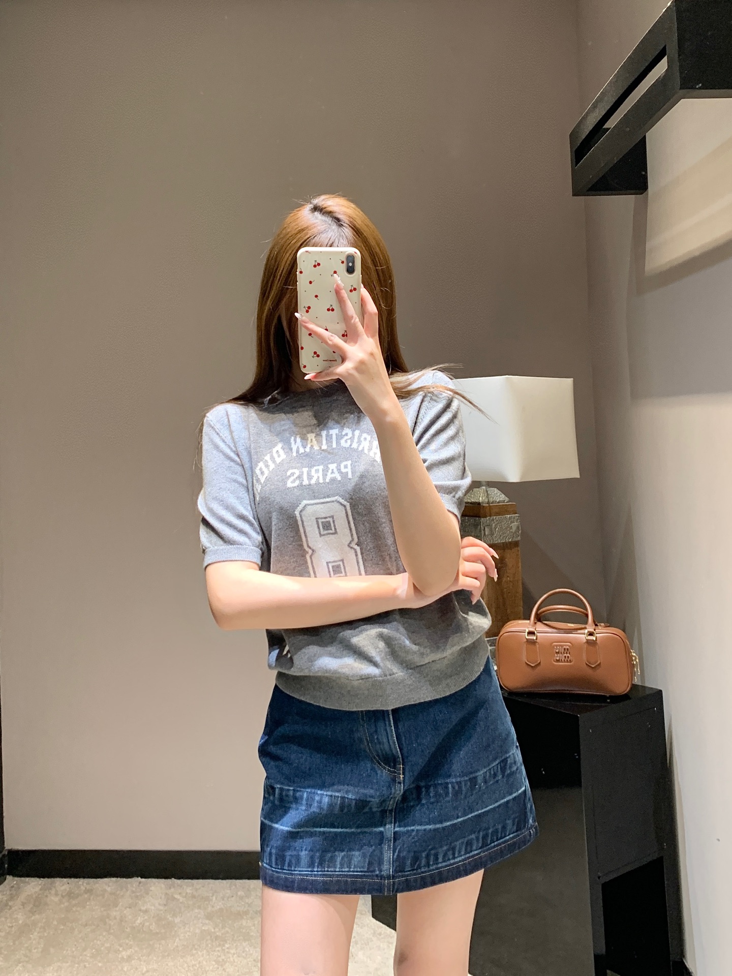 NO:751421,Dio* 26Ss early spring new digital jacquard cashmere knitted short-sleeved top | Exclusive high-end version!  Weld the American college style to your body!  The classic round neck tailoring is suitable for various shoulder shapes. The soft and waxy cashmere fabric has a delicate skin feel, which is perfect for early spring wear without being stuffy or cold. The iconic curved letters and number 8 jacquard on the chest are three-dimensional and full and do not fade. Navy is calm and gray is simple. The two classic colors are close to the eyes.  Don’t step into the trap. The short, fitted version doesn’t pick on your figure. Pair it with a denim skirt to look like a energetic girl. Pair it with white wide-leg pants and you’ll look cool and cool in seconds. You can unlock the relaxed and fashionable look with just one click. Available in stock, S/M/L, dior, skirts, T-shirt,19860909货Dio* 26Ss早春新款 数字提花羊绒针织短袖上衣丨独家高版出品！把美式学院风焊在身上！经典圆领剪裁适配各种肩型,软糯羊绒面料自带细腻肤感,早春穿不闷不凉刚刚好.胸前标志性弧形字母与数字8提花,立体饱满不褪色,藏青沉稳、灰色简约,两大经典色闭眼入不踩雷.短款合身版型不挑身材,搭牛仔半裙是元气少女,配白色阔腿裤秒变清冷学姐,一键解锁松弛感时髦.现货发售S/M/L,,dior,skirts,T-shirt,,Women's clothing