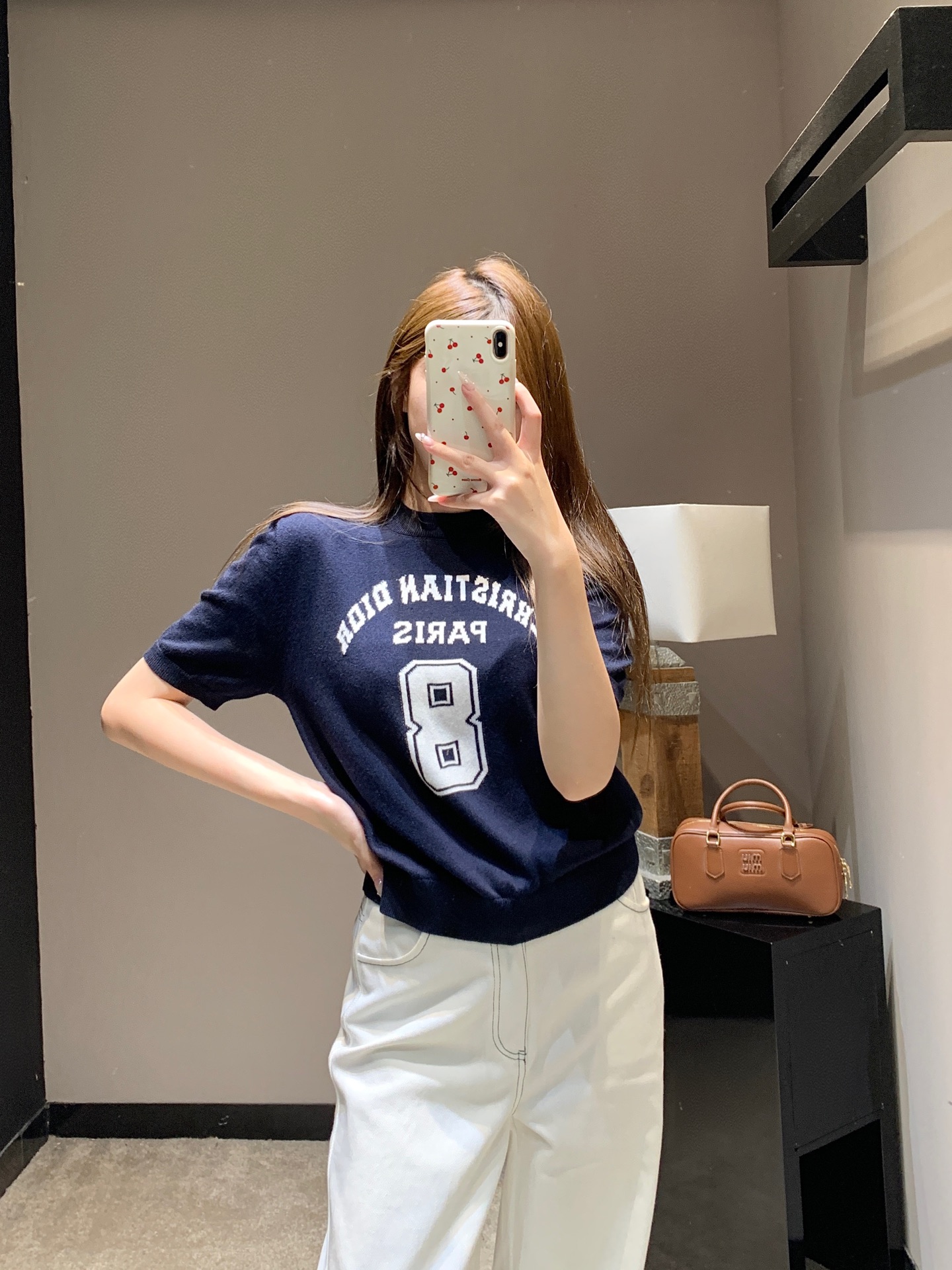 NO:751417,Dio* 26Ss early spring new digital jacquard cashmere knitted short-sleeved top | Exclusive high-end version!  Weld the American college style to your body!  The classic round neck tailoring is suitable for various shoulder shapes. The soft and waxy cashmere fabric has a delicate skin feel, which is perfect for early spring wear without being stuffy or cold. The iconic curved letters and number 8 jacquard on the chest are three-dimensional and full and do not fade. Navy is calm and gray is simple. The two classic colors are close to the eyes.  Don’t step into the trap. The short, fitted version doesn’t pick on your figure. Pair it with a denim skirt to look like a energetic girl. Pair it with white wide-leg pants and you’ll look cool and cool in seconds. You can unlock the relaxed and fashionable look with just one click. Available in stock, S/M/L, dior, skirts, T-shirt,19860909货Dio* 26Ss早春新款 数字提花羊绒针织短袖上衣丨独家高版出品！把美式学院风焊在身上！经典圆领剪裁适配各种肩型,软糯羊绒面料自带细腻肤感,早春穿不闷不凉刚刚好.胸前标志性弧形字母与数字8提花,立体饱满不褪色,藏青沉稳、灰色简约,两大经典色闭眼入不踩雷.短款合身版型不挑身材,搭牛仔半裙是元气少女,配白色阔腿裤秒变清冷学姐,一键解锁松弛感时髦.现货发售S/M/L,,dior,skirts,T-shirt,,Women's clothing