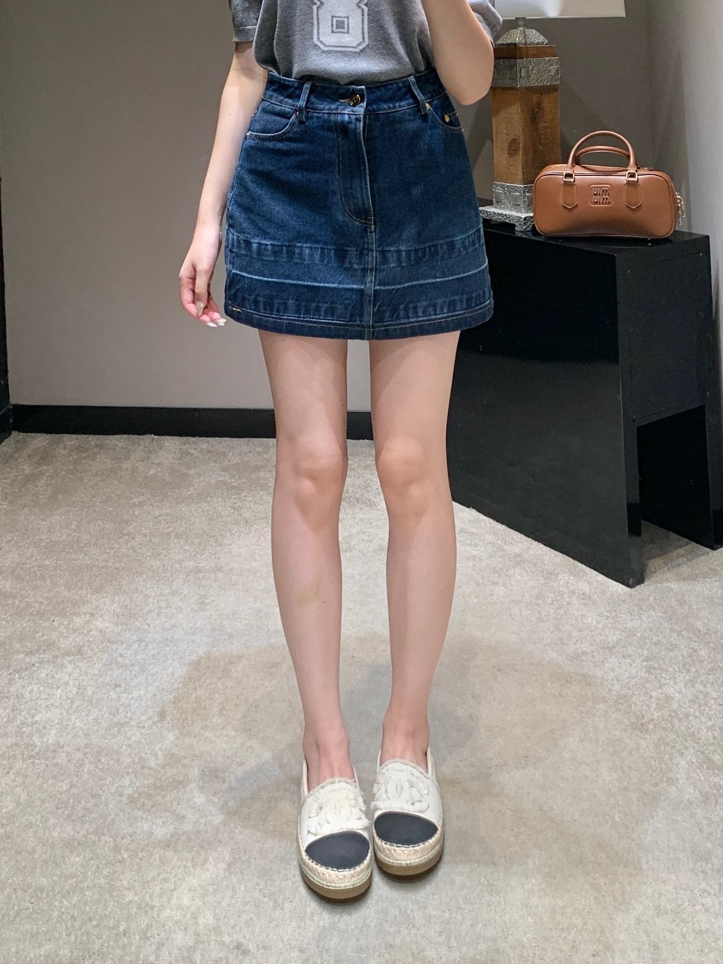 NO:795356,Item No. 257431Val* 26Ss early spring new style metal V-shaped pocket denim short skirt丨Exclusive high-end version!  The deep indigo tone comes with advanced filters, the high-waist cut cleverly optimizes the body proportions, and the A-line skirt is flexible and hides the flesh. The metal V-shaped studs on the back pocket show off the identity in a low-key manner, and the washed denim fabric is soft but crisp. Whether it is paired with a white shirt to create a French sophistication, or layered with espadrilles, it can reveal casual sophistication in daily life. Available in stock S/M/L,, espadrilles, skirts, shirts,19860909货号257431Val* 26Ss早春新款 金属v字口袋牛仔短半裙丨独家高版出品！深邃靛蓝调自带高级滤镜,高腰剪裁巧妙优化身材比例,A字裙摆灵动又藏肉.后袋金属V字饰钉低调彰显身份,水洗牛仔面料柔软却不失挺括,无论是搭配白衬衫打造法式干练,还是用草编鞋叠穿,都能在日常中流露不经意的精致.现货发售S/M/L,,espadrilles,skirts,shirts,,Women's clothing