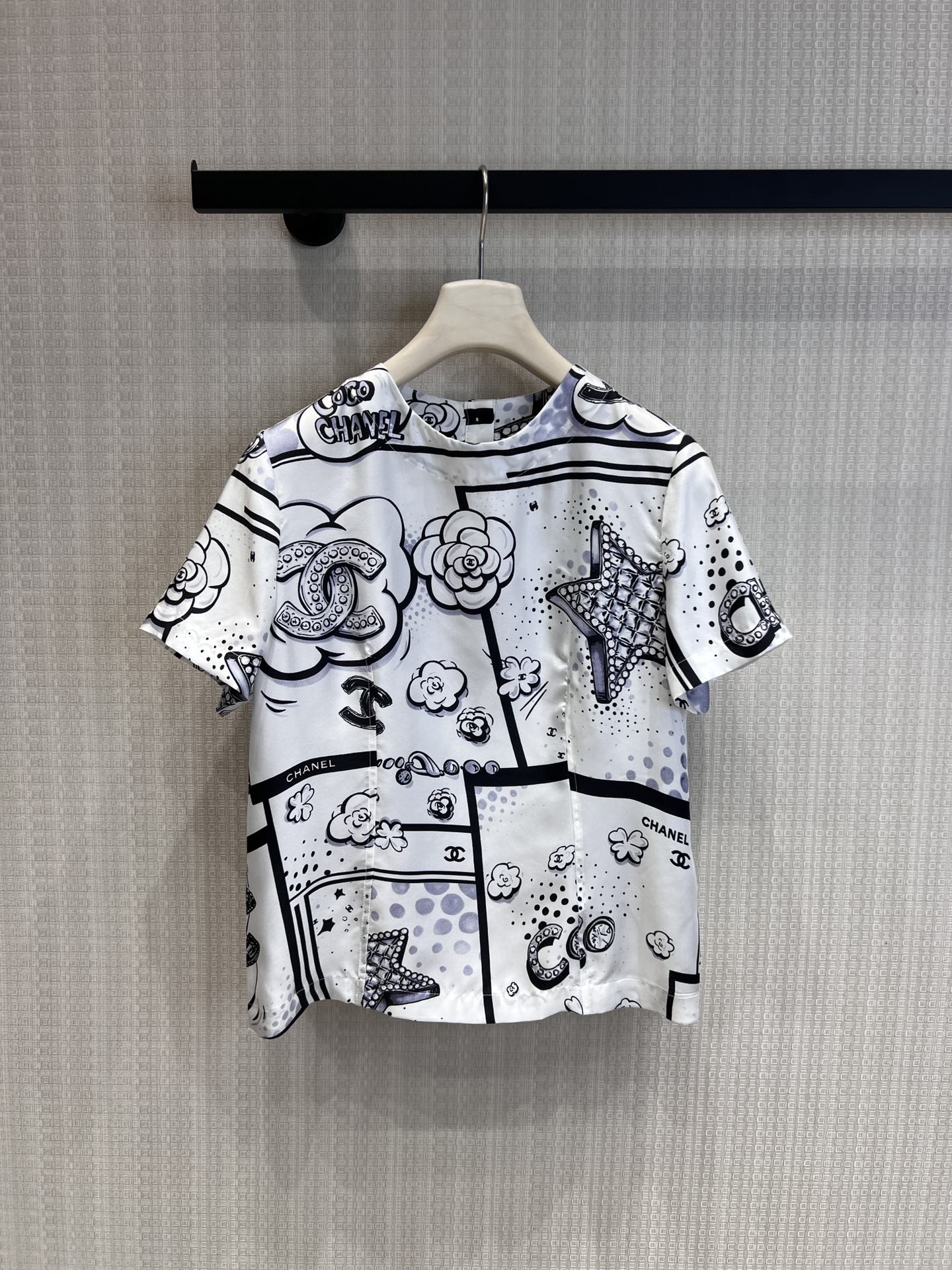 NO:795358,Support exchange item number 298346 Cha* 26C advanced handicraft workshop series new star cartoon camellia silk printed short-sleeved T-shirt丨Exclusively developed by yb!  Top quality production!  Made of heavy mulberry silk, the black and white and gray tones of the cartoon prints are like stars in pop art. The three-dimensional camellia and the double C logo collide between the dots and lines, retro and avant-garde. The neat round neck and short silhouette allow haute couture art to be integrated into daily life. Whether worn alone or layered, it can become a walking fashion narrative. Ready-made S/M/L real shot details, T-shirt, tees, t-shirt, real silk,19860909支持换款货号298346 Cha* 26C高级手工坊系列新款 星星卡通山茶花真丝印花短袖T恤丨独家yb开发！顶级高版出品！采用重磅桑蚕丝,黑白灰调的卡通印花如波普艺术般跃然衣间闪耀星星、立体山茶花与双C标识在网点与线条间碰撞,复古又先锋.利落圆领与短款廓形,让高定艺术融入日常,无论是单穿还是叠搭,都能成为行走的时尚叙事.现货发售S/M/L实拍细节图,,T-shirt,tees，t-shirt,real silk,,Women's clothing