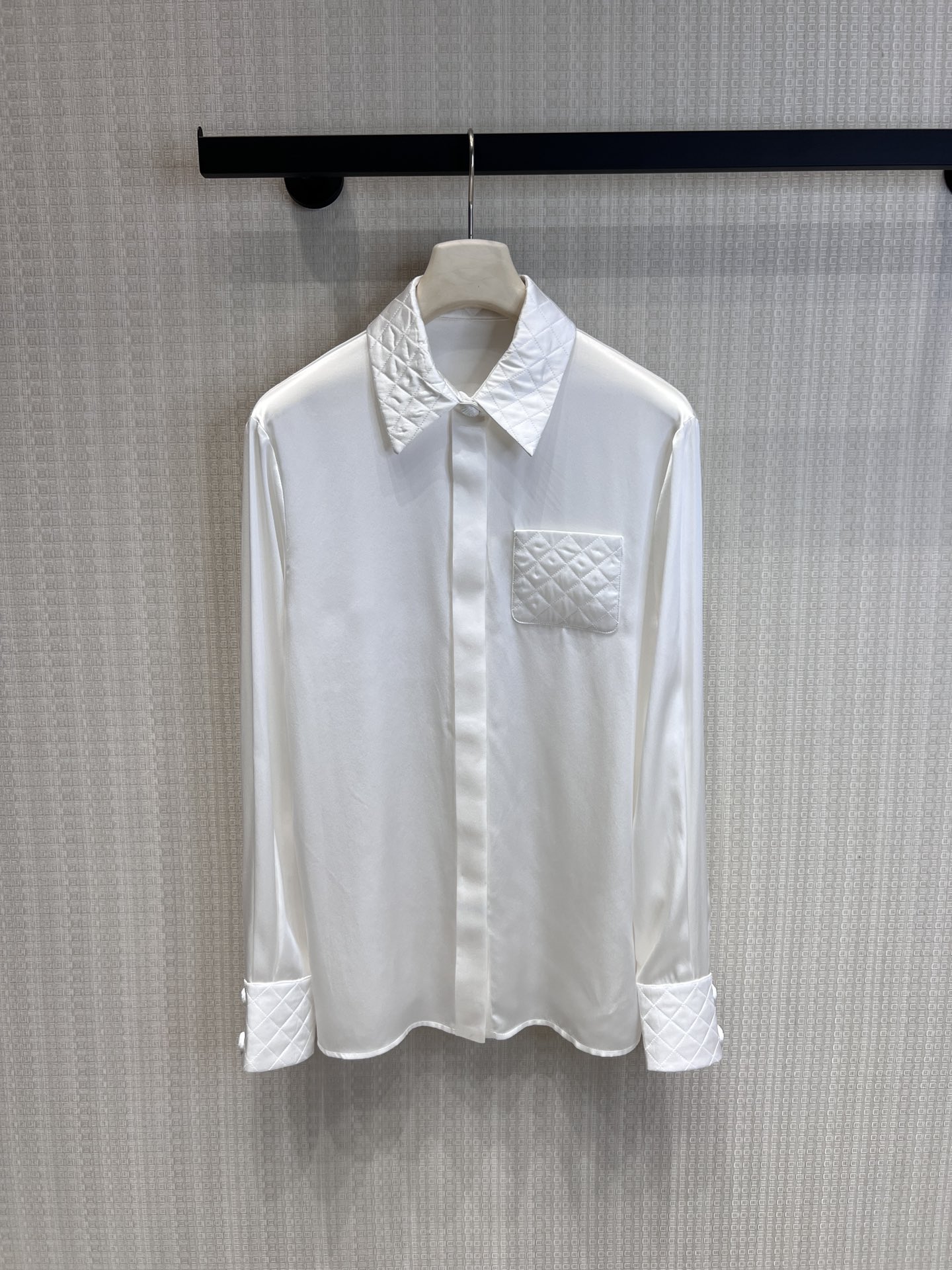 NO:795346,Support exchange item number 215862Cha* 26c advanced handicraft workshop series new diamond stitching silk shirt丨exclusively developed by yb!  Top quality production!  Reshape the classic silk shirt with the iconic diamond quilting process. The smooth satin and three-dimensional diamond stitching create an elegant contrast at the collar, cuffs and breast pockets. The iconic camellia buttons are embellished throughout, perfectly integrating elegance and craftsmanship. Whether worn alone or as an inner layer, it can easily be used in various occasions, showing an effortless sense of luxury. Ready for sale S/M/L,, shirts, real silk,19860909支持换款货号215862Cha* 26c高级手工坊系列新款 菱格拼接真丝衬衫丨独家yb开发！顶级高版出品！以标志性菱格绗缝工艺重塑经典真丝衬衫.柔滑缎面与立体菱格拼接,在领部、袖口与胸袋处形成优雅对比,标志性山茶花纽扣点缀其间,将优雅基因与手工匠艺完美融合.无论是单穿还是作为内搭,都能轻松驾驭各种场合,彰显不费力的高级感.现货发售S/M/L,,shirts,real silk,,Women's clothing