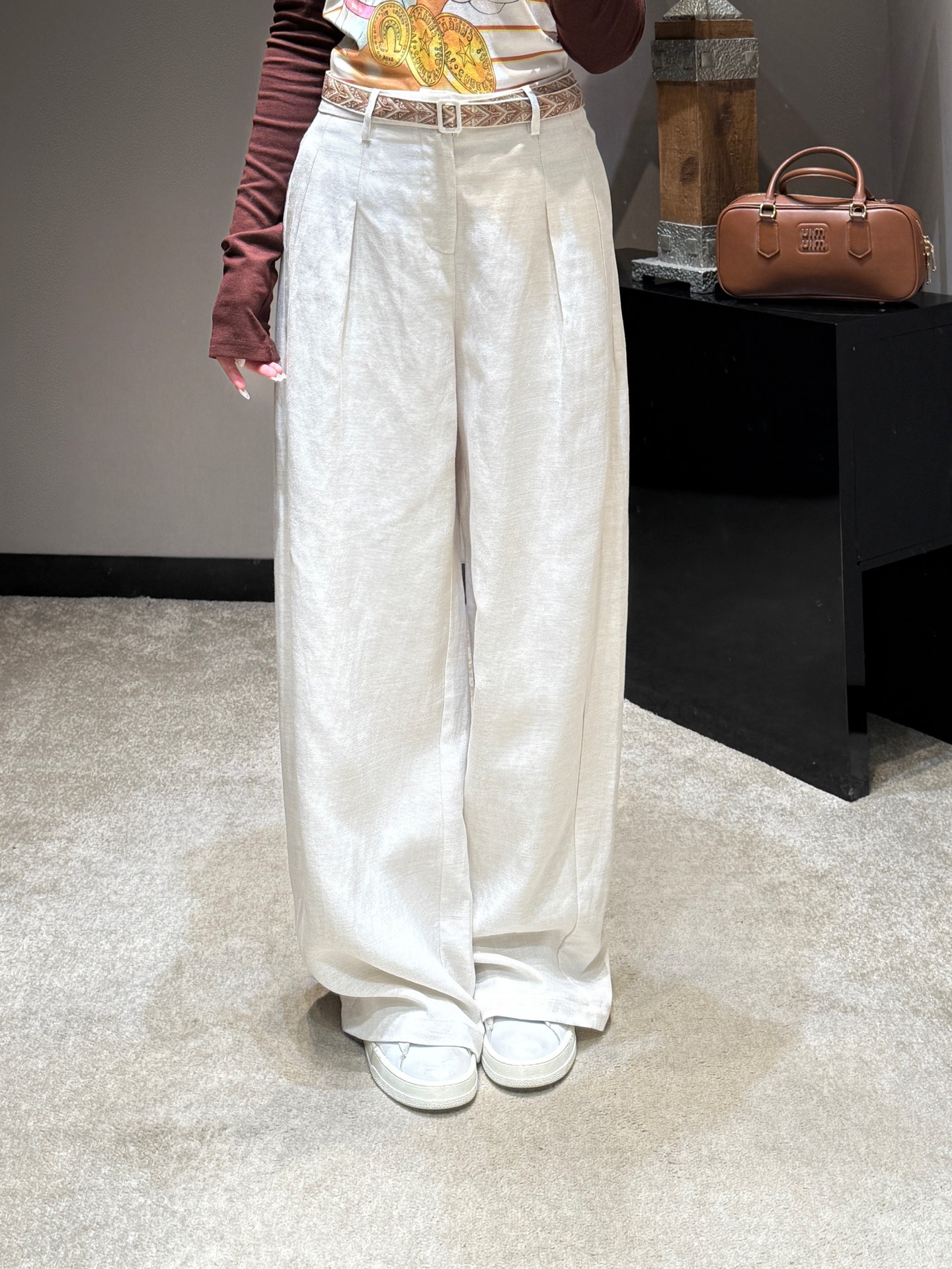 NO:762200,Original designer model 26SS early spring new Tencel linen belt wide-leg trousers丨Exclusive high-end version!  It is made of light and breathable Tencel linen blend fabric to create a lazy yet elegant silhouette. The built-in geometric jacquard belt is not only the finishing touch, but also cleverly tightens the waistline, making the loose pants more proportional. Whether paired with a simple T-shirt or a silk shirt, it can easily create an effortless sense of luxury, making it an ideal choice for the early spring wardrobe. Available now in S/M/L, shirts, tees, t-shirts, real silk,19860909原创设计师款 26SS早春新款天丝亚麻腰带阔腿长裤丨独家高版出品！以轻盈透气的天丝亚麻混纺面料,打造出慵懒又不失利落的廓形.自带的几何提花腰带,既是点睛之笔,又能巧妙收束腰线,让宽松裤型更显比例.无论是搭配简约T恤还是真丝衬衫,都能轻松营造出毫不费力的高级感,是早春衣橱里的理想之选.现货发售S/M/L,,shirts,tees，t-shirt,real silk,,Women's clothing