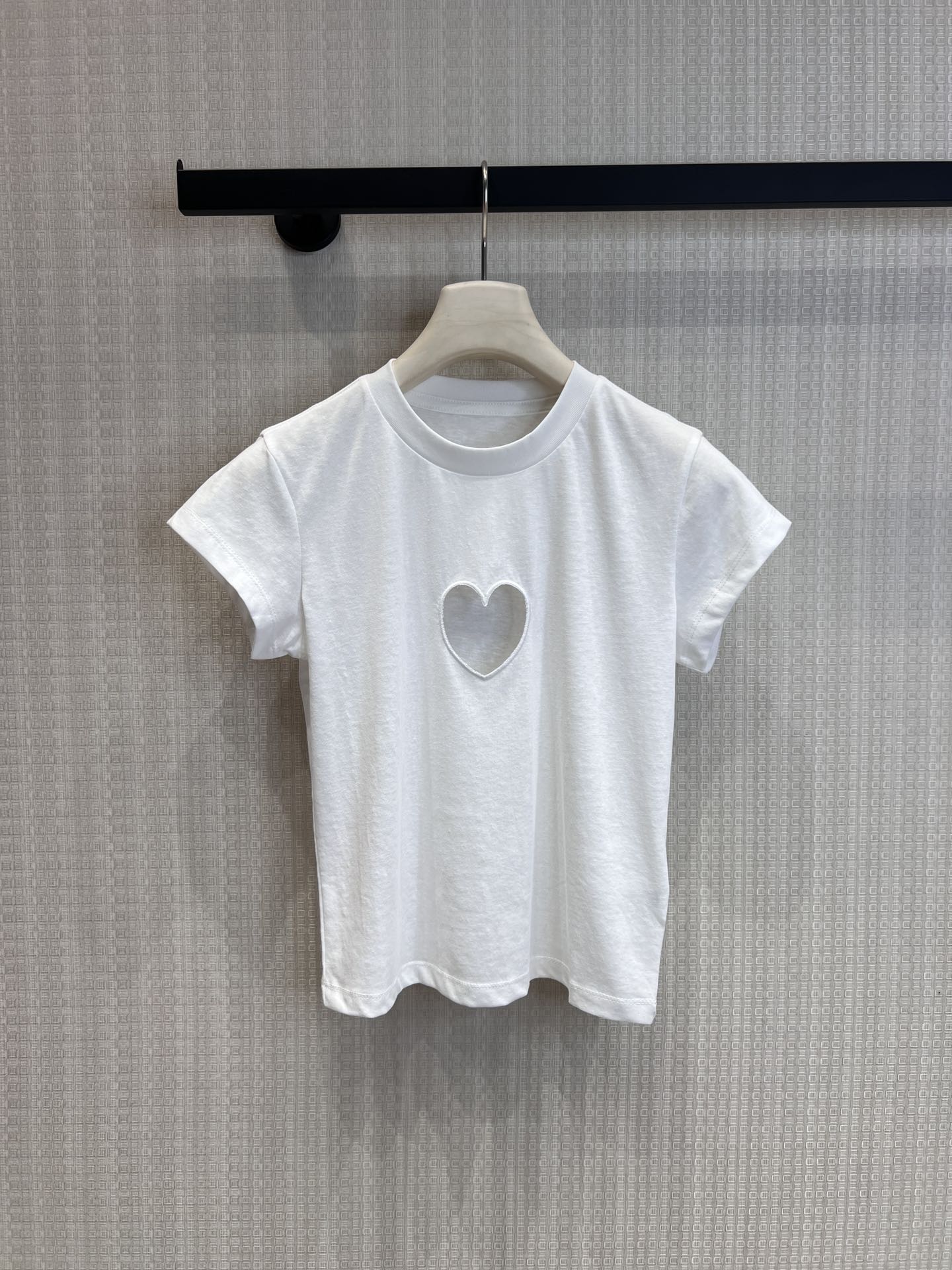 NO:795368,Support exchange item number 213522 Ski* 26Ss early spring new style hollow love hot girl short-sleeved T-shirt丨Exclusive high-end version!  This hollow love heart short-sleeved T-shirt is the essential item for sweet and cool girls. The iconic love heart hollow design on the chest cleverly exposes the skin, sexy yet playful, instantly breaking the dullness of the basic style. Made of breathable and skin-friendly cotton fabric, it can easily hold various styles whether paired with jeans, overalls or sports pants, making you the most eye-catching presence on the streets in early spring. 2 colors  Ready for sale S/M/L real shot details, jeans, T-shirt, tees, t-shirt,19860909支持换款货号213522 Ski* 26Ss早春新款 镂空爱心辣妹短袖T恤丨独家高版出品！这件镂空爱心短袖T恤,是甜酷辣妹的本命单品.胸前标志性的爱心镂空设计,巧妙露出肌肤,性感又不失俏皮,瞬间打破基础款的沉闷.采用透气亲肤的棉质面料,无论是搭配牛仔裤、工装裤还是运动裤,都能轻松hold住各种风格,让你在早春街头成为最吸睛的存在.2色 现货发售S/M/L实拍细节图,,jeans,T-shirt,tees，t-shirt,,Women's clothing