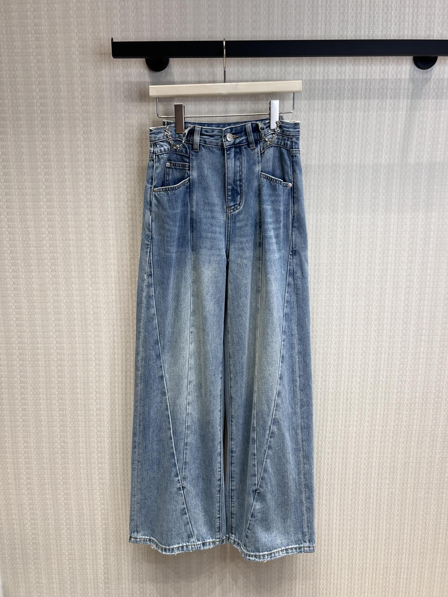 NO:804794,Item No. 267230 Original designer model 26Ss early spring new digital chain wide-leg jeans | Exclusive high-end version!  Selected heavy-weight denim fabrics are washed and distressed, showing a retro and modern blue tone. The metal chain at the waist is used as an iconic detail, the deconstructed stitching strengthens the sense of structure, and the wide-leg tailoring releases body freedom. From morning commute to evening gatherings, it is a carrier of style and a language of self-expression. Ready-made S/M/L real shot details,,jeans,19860909货号267230原创设计师款 26Ss早春新款 数字链条阔腿牛仔裤丨独家高版出品！精选重磅牛仔面料经水洗做旧,呈现复古又现代的蓝调层次.腰头金属链条作为标志性细节,解构车线强化结构感,阔腿剪裁释放身体自由度.从清晨通勤到傍晚小聚,它是风格的载体,也是自我表达的语言.现货发售S/M/L实拍细节图,,jeans,,Women's clothing