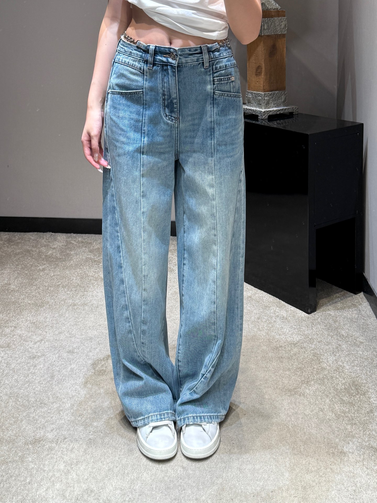 NO:804797,Item No. 267230 Original designer model 26Ss early spring new digital chain wide-leg jeans | Exclusive high-end version!  Selected heavy-weight denim fabrics are washed and distressed, showing a retro and modern blue tone. The metal chain at the waist is an iconic detail, the deconstructed stitching strengthens the sense of structure, and the wide-leg tailoring releases body freedom. From morning commute to evening gatherings, it is a carrier of style and a language of self-expression. Available now in S/M/L,,jeans,19860909货号267230原创设计师款 26Ss早春新款 数字链条阔腿牛仔裤丨独家高版出品！精选重磅牛仔面料经水洗做旧,呈现复古又现代的蓝调层次.腰头金属链条作为标志性细节,解构车线强化结构感,阔腿剪裁释放身体自由度.从清晨通勤到傍晚小聚,它是风格的载体,也是自我表达的语言.现货发售S/M/L,,jeans,,Women's clothing