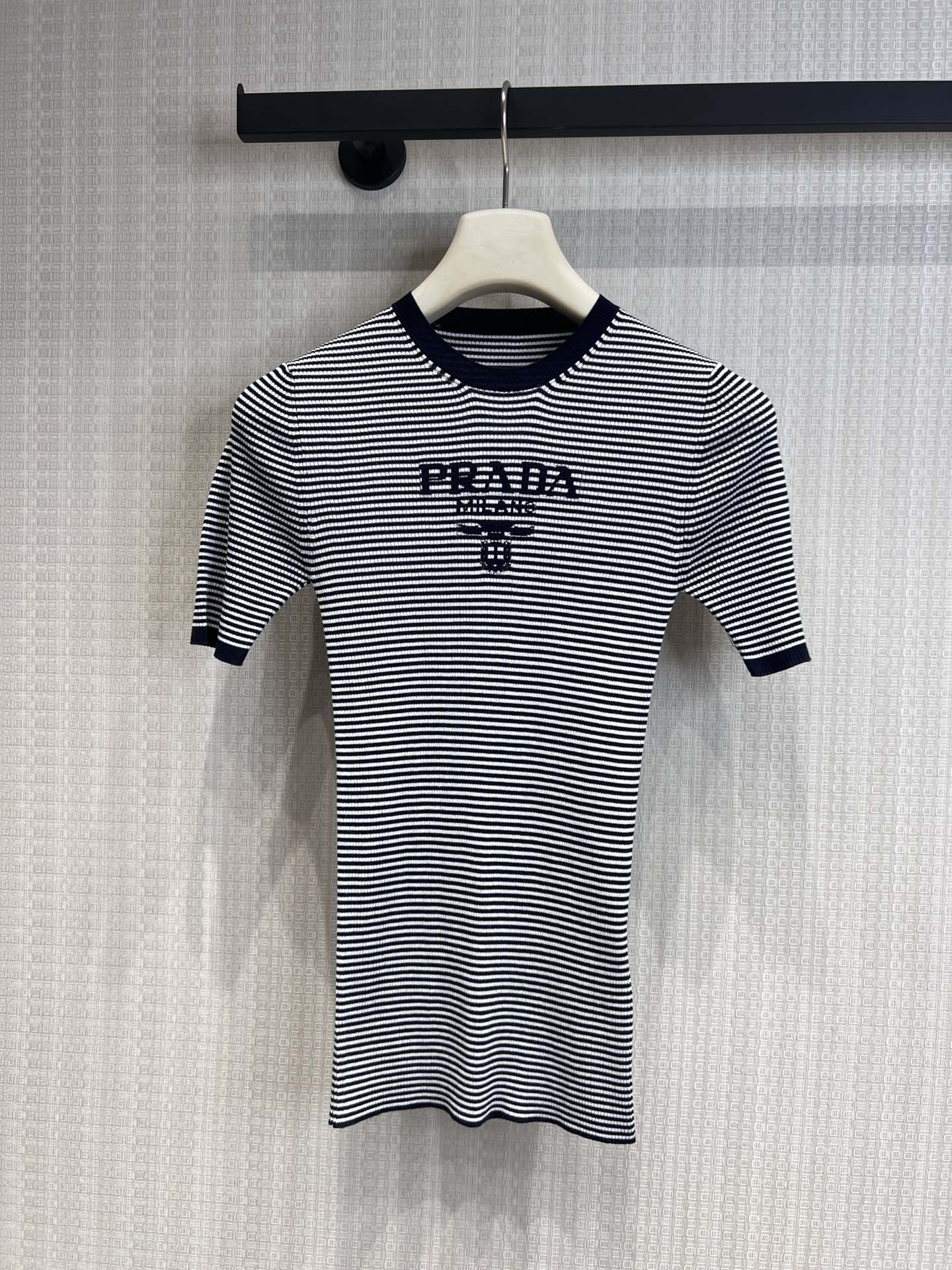 NO:752378,Support Pra* 26ss spring and summer new style letter jacquard striped knitted short-sleeved top | Exclusively developed by yb!  Top quality production!  Black and white pinstripes interweave retro rhythm, and the iconic jacquard letters on the chest are a low-key language. The slim fit fits the shoulder and neck lines, the ribbed round neck and cuffs outline a neat outline, and the knitted texture is breathable and muscular. It is effortlessly fashionable when worn alone.  , layered under a suit or cardigan, it can also be the finishing touch to a layered outfit, easily adaptable to various scenarios such as commuting, dating, etc. Available now, S/M/L real shot details,, prada, T-shirt, business  suit,19860909支持换款Pra* 26ss春夏新款 字母提花条纹针织短袖上衣丨独家yb开发！顶级高版出品！黑白细条纹交织出复古韵律,胸前标志性字母提花,是低调的语言.修身剪裁贴合肩颈线条,罗纹圆领与袖口勾勒利落轮廓,针织肌理透气又有筋骨感.单穿时是毫不费力的时髦,叠穿在西装或开衫内,又能成为层次穿搭的点睛之笔,轻松适配通勤、约会等多种场景.现货发售S/M/L实拍细节图,,prada,T-shirt,business suit,,Women's clothing