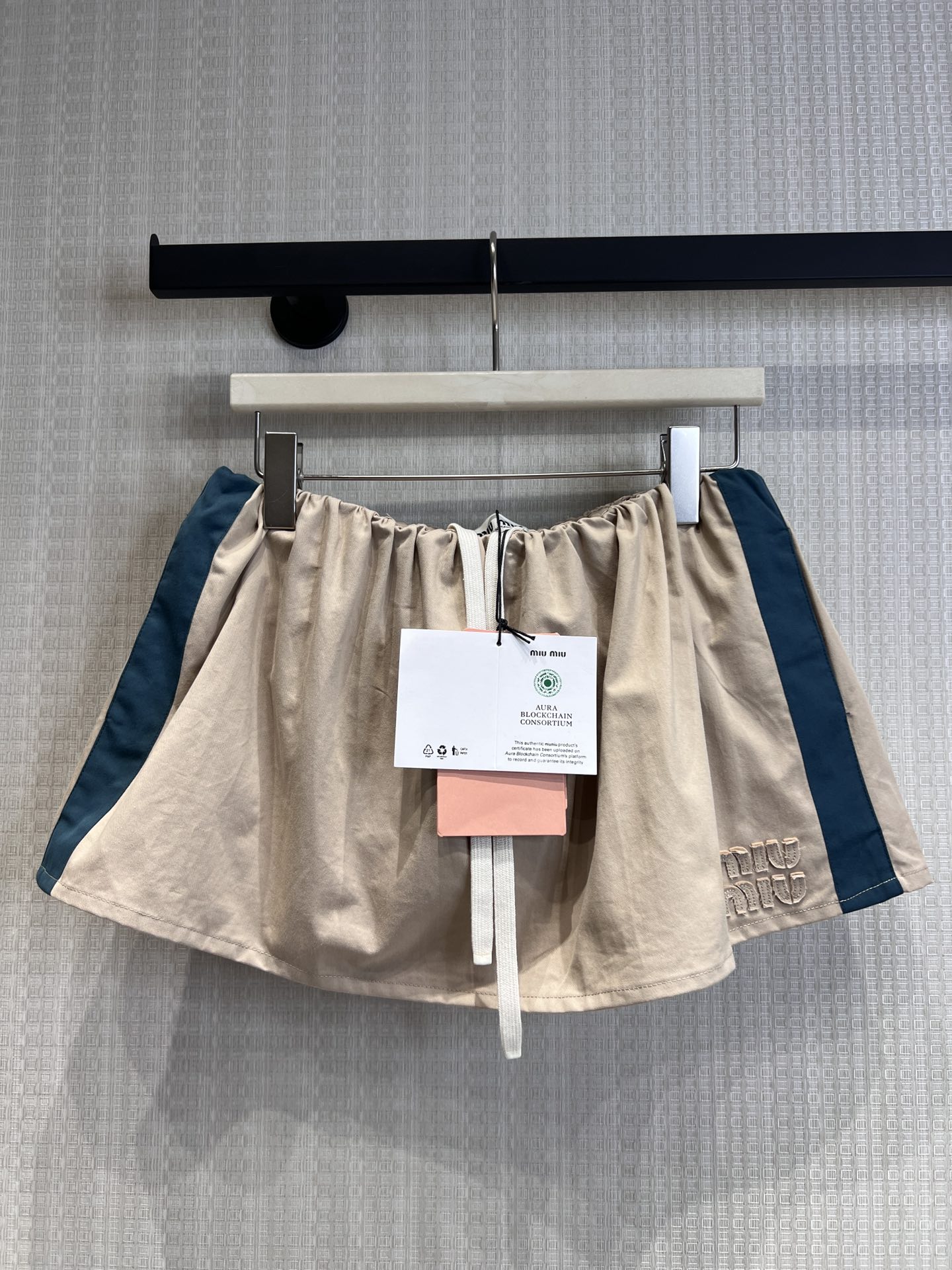 NO:752372,Semi-supported replacement Miu* 26Ss early spring new style khaki logo retro zipper jacket jacket skirt suit丨Exclusively developed by yb!  Top quality production!  Stand collar zipper design, contrasting dark green stripes on the sides, three-dimensional logo embroidery on the chest, loose dropped shoulders, casual and recognizable. Same-color drawstring elastic waist, A-line micro-puffed version, side stripes echo the jacket, embroidered logo on the hem, sweet and cool balance just right. Easily capture the relaxed atmosphere of 'a rich family's way to school'. Ready-made S/M/L real shot details,,miumiu,skirts,jackets & coats,jackets &  coats,19860909半支持换款Miu* 26Ss早春新款 卡其色徽标复古拉链夹克外套半裙套装丨独家yb开发！顶级高版出品！立领拉链设计,侧边墨绿条纹撞色,胸口立体徽标刺绣,宽松落肩剪裁,随性又有辨识度.同色系抽绳松紧腰,A字微蓬版型,侧边条纹呼应外套,下摆刺绣Logo,甜酷平衡得刚好.轻松拿捏“富家千金放学路”的松弛氛围.现货发售S/M/L实拍细节图,,miumiu,skirts,jackets & coats,jackets & coats,,Women's clothing