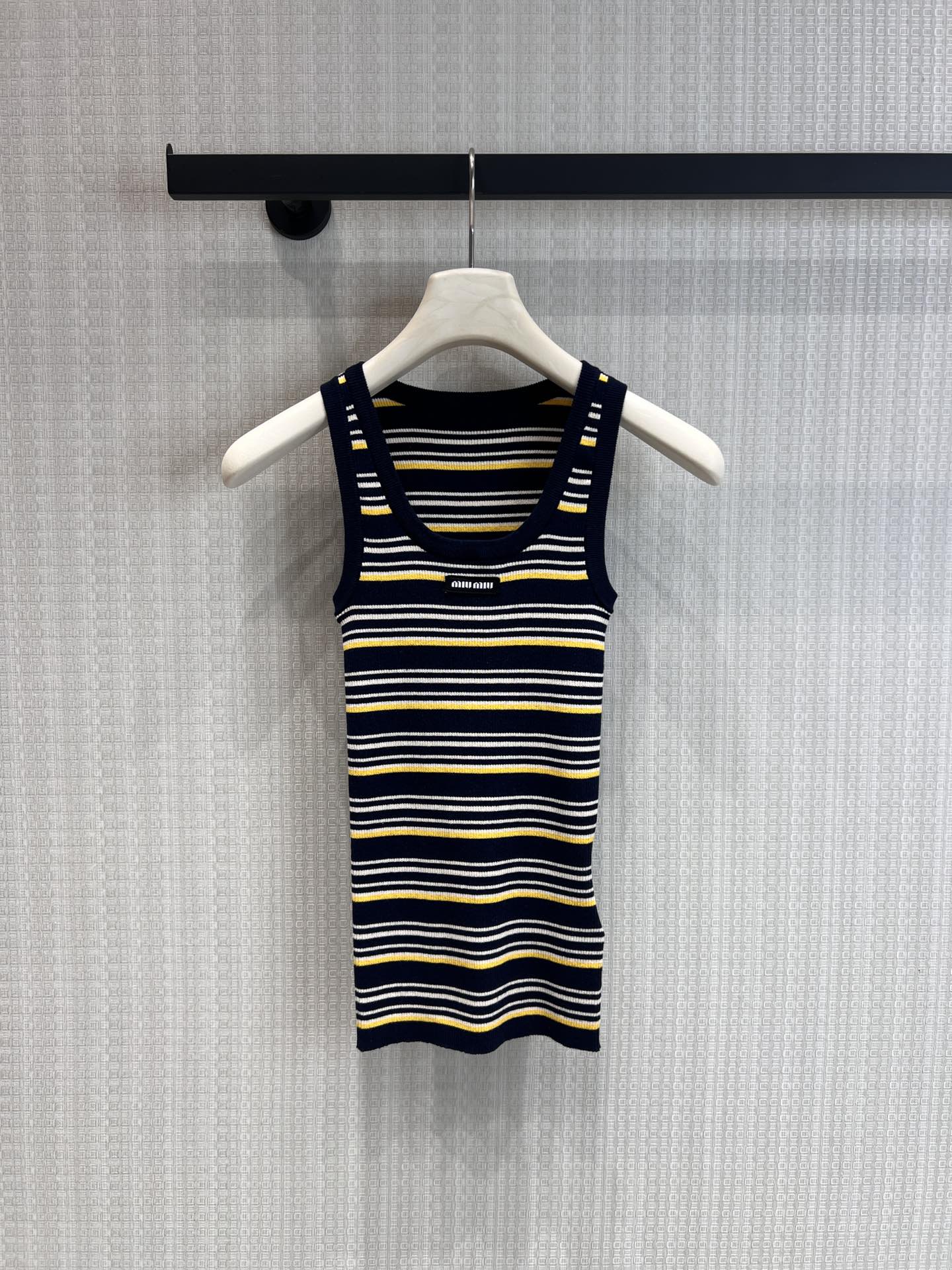 NO:753366,Support exchange Miu* 26Ss early spring new style micro-label contrasting striped knitted vest丨exclusively developed by yb!  Top quality production!  It perfectly combines retro college style with modernity. The navy blue background is paired with yellow and white contrasting pinstripes, which is visually neat and white. The high-stretch strip fabric is comfortable and breathable, and the wide shoulder strap design modifies the shoulder line. It is smart and neat to wear alone, and layered with white T-shirts to add layering. Freely switch between workplace and leisure scenes. Ready-made S/M/L real shot details,, miumiu,19860909支持换款Miu* 26Ss早春新款 微标撞色条纹针织背心丨独家yb开发！顶级高版出品！将复古学院风与现代感完美融合.藏青底色搭配黄白撞色细条纹,视觉上利落又显白.高弹坑条面料舒适透气,宽肩带设计修饰肩线,单穿干练利落,内搭白T叠穿更添层次,职场与休闲场景自由切换.现货发售S/M/L实拍细节图,,miumiu,,Women's clothing
