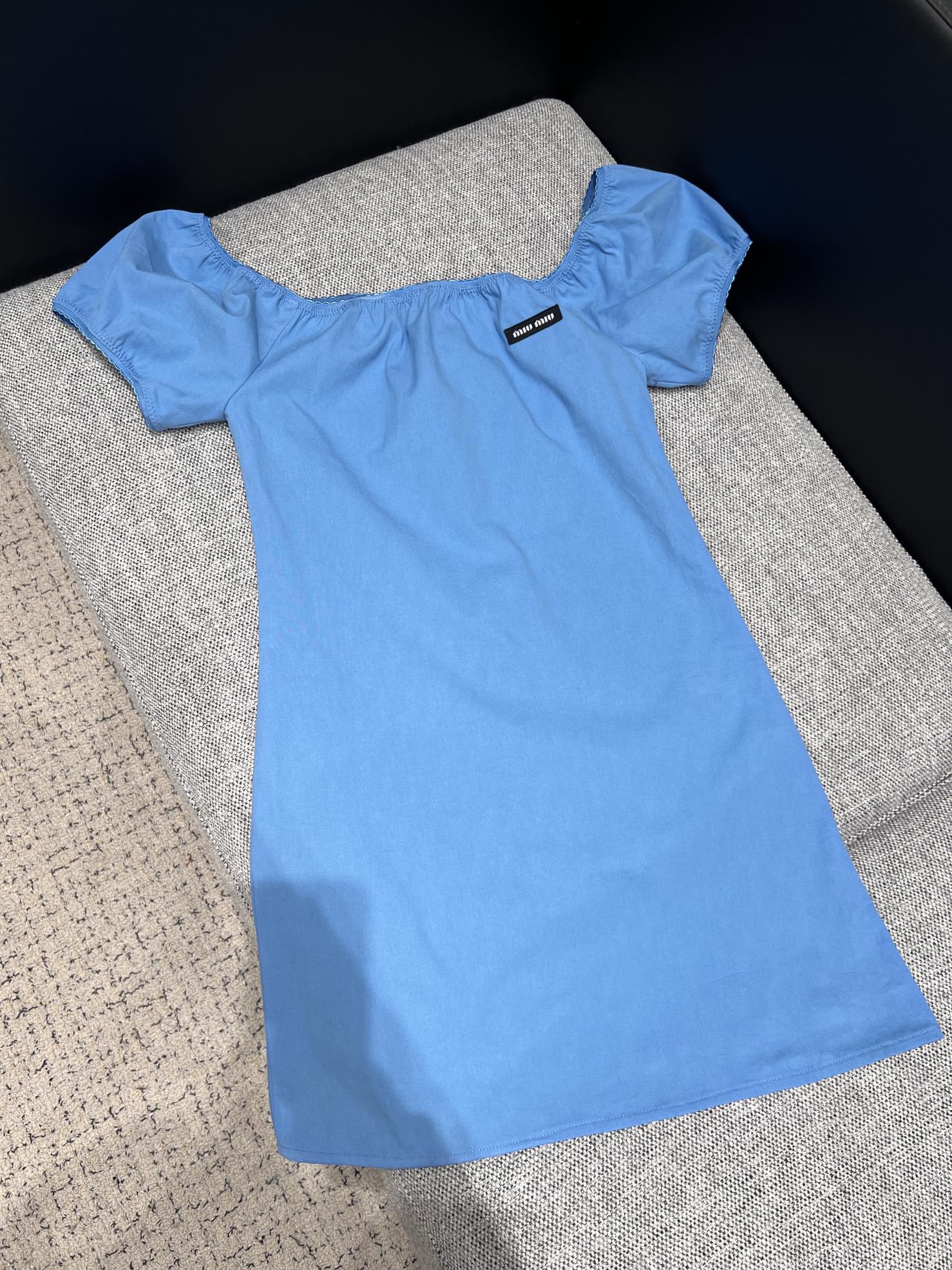 NO:753372,Support exchange Miu* 26Ss new spring and summer limited edition sky blue puff sleeve dress丨exclusively developed by yb!  Top quality production!  Bring the girly feel of the Miu style into your daily life. The large round neck design can be off-shoulder or square-necked, with fluffy puff sleeves, which is retro and age-reducing; the A-line loose version hides the flesh and makes you look slimmer, and the logo mark on the chest is a low-key accent. Whether worn alone or layered, it can easily create a relaxed and sweet spring atmosphere. Ready-made S/M/L real shot details,, miumiu, skirts,19860909支持换款Miu* 26Ss春夏新款 限定天蓝色泡泡袖连衣裙丨独家yb开发！顶级高版出品！把Miu系少女感穿进日常.可露肩可方领的大圆领设计,搭配蓬松泡泡袖,复古又减龄；A字宽松版型藏肉显瘦,胸前Logo标低调点睛,无论是单穿还是叠穿内搭,都能轻松营造松弛又甜美的春日氛围.现货发售S/M/L实拍细节图,,miumiu,skirts,,Women's clothing