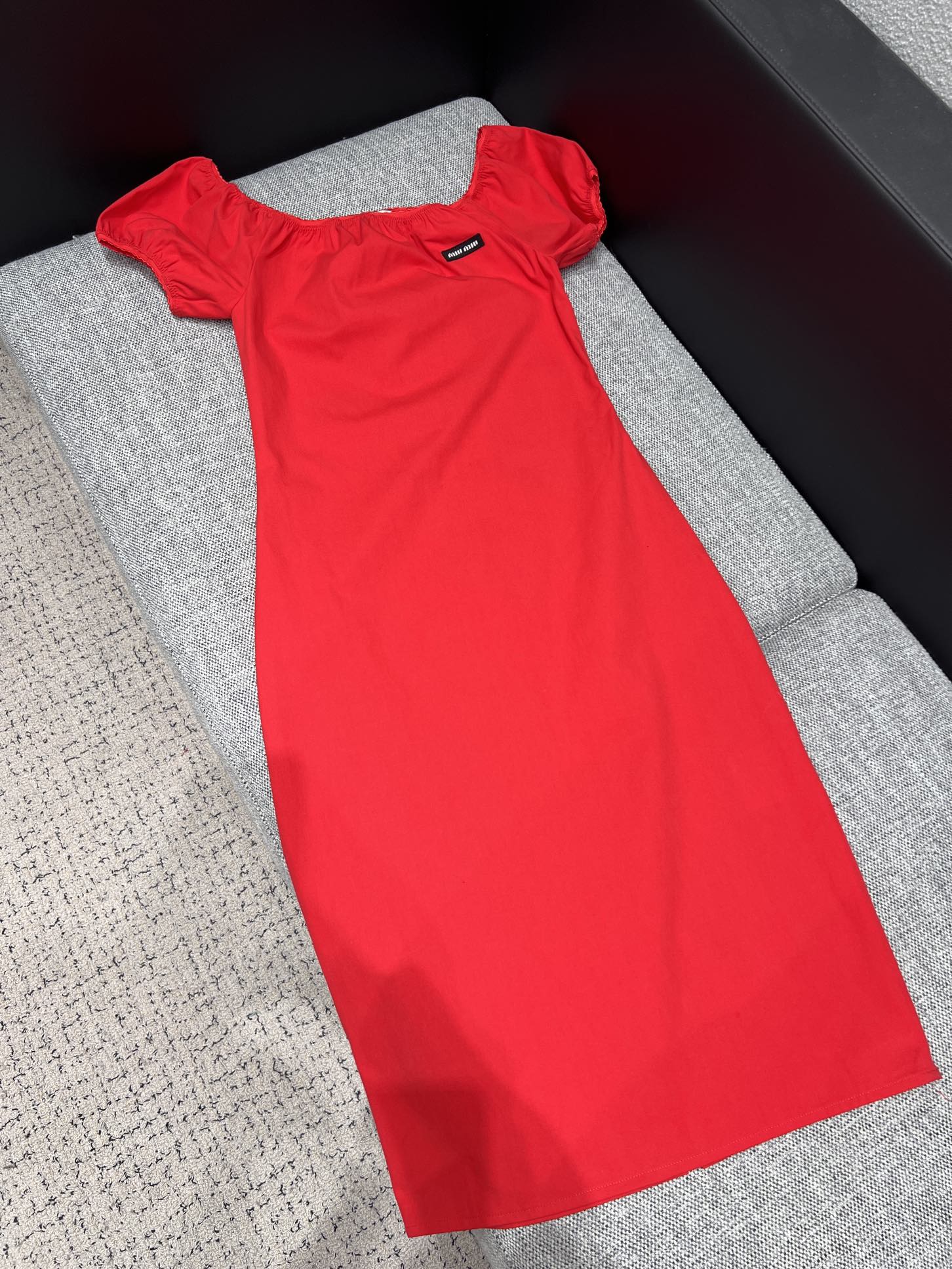 NO:753378,Support exchange Miu* 26ss early spring new style red mid-length puff sleeve one-shoulder dress丨exclusively developed by yb!  Top quality production!  The one-line shoulder outlines the soft shoulder and neck lines, and the puff sleeves bring a girlish atmosphere. The neat mid-length cut is elegant and slimming, and the rich red lining makes the skin whiter. It perfectly combines the retro sweet temperament with the light luxury texture, and can be easily used on daily dates and parties. Ready-made S/M/L real shot details,, miumiu, skirts,19860909支持换款Miu* 26ss早春新款 红色中长款泡泡袖一字肩连衣裙丨独家yb开发！顶级高版出品！一字肩勾勒柔美肩颈线条,泡泡袖自带少女氛围感.利落中长款剪裁优雅显瘦,浓郁正红衬肤显白,将复古甜美的气质与轻奢质感完美融合,日常约会、派对场合都能轻松驾驭.现货发售S/M/L实拍细节图,,miumiu,skirts,,Women's clothing