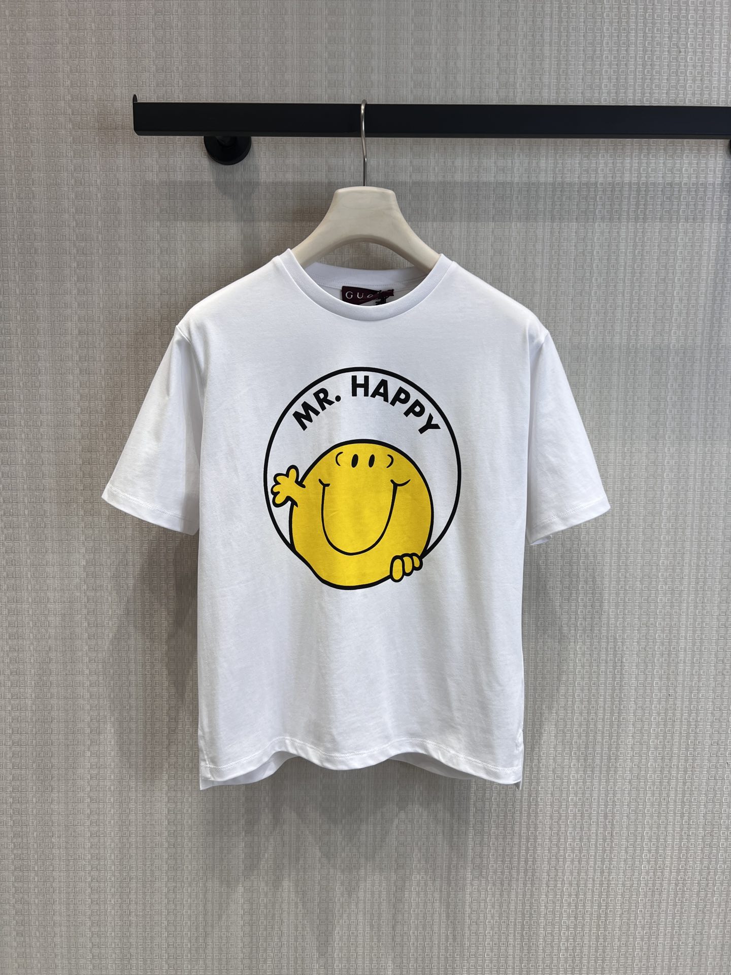 NO:762681,Support Guc* 26Ss spring and summer new style cartoon smiley printed letter short-sleeved T-shirt | Exclusively developed by yb!  Top quality production!  Selected heavyweight pure cotton fabric, soft and skin-friendly, with echoing cartoon smiley face prints on the front and back, the bright yellow tone is particularly eye-catching on the pure white background, the lines are lively and retro, the back collar is low-key decorated with letter logos, and the details highlight the sense of luxury. The classic round neck design, neat and not flattering the face, small side slits, making the whole look more casual and lazy. Ready-made S/M/L real shot details, gucci, T-shirt, tees, t-shirt,19860909支持换款Guc* 26Ss春夏新款 卡通笑脸印花字母短袖T恤丨独家yb开发！顶级高版出品！精选重磅纯棉面料,软糯亲肤,前后呼应的卡通笑脸印花,明亮黄调在纯白底色上格外醒目,线条活泼又复古,后领处低调点缀字母标识,细节处彰显高级感.经典圆领设计,利落不挑脸型,侧边小开叉剪裁,让整体更显随性慵懒.现货发售S/M/L实拍细节图,,gucci,T-shirt,tees，t-shirt,,Women's clothing