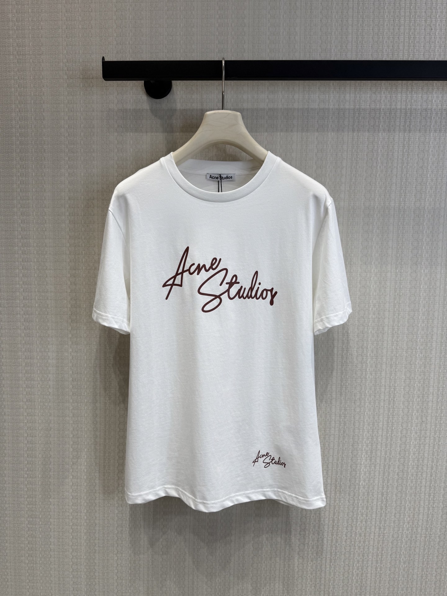 NO:757861,Support exchange Acn* 26Ss new spring and summer classic handwritten letter printed round neck short-sleeved T-shirt丨Exclusive high-end version!  Simple and effortless Nordic style, selected high-quality cotton blended fabrics, soft and skin-friendly, breathable and anti-wrinkle. The round neck fit is suitable for various body shapes. It is refreshing and neat when worn alone, or layered for a more layered look. Whether it is daily commuting or weekend outings, it is the best choice to easily create an atmospheric look. Ready-made S/M/L real shot details, T-shirt, tees, t-shirt,19860909支持换款Acn* 26Ss春夏新款 经典手写字母印花圆领短袖T恤丨独家高版出品！简约不费力的北欧风,甄选优质棉混纺面料,软糯亲肤、透气抗皱,圆领合身剪裁适配各种身形,单穿清爽利落,叠穿内搭更显层次.无论是日常通勤还是周末出游,都是轻松打造氛围感造型的不二之选.现货发售S/M/L实拍细节图,,T-shirt,tees，t-shirt,,Women's clothing