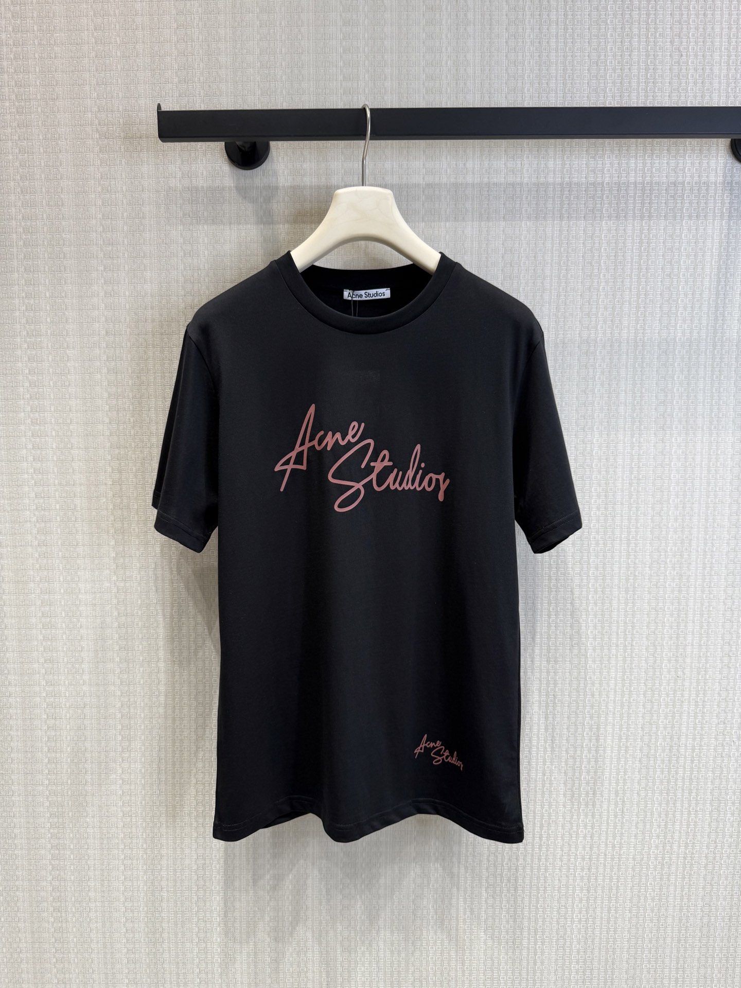 NO:757847,Support exchange Acn* 26Ss new spring and summer classic handwritten letter printed round neck short-sleeved T-shirt丨Exclusive high-end version!  Simple and effortless Nordic style, selected high-quality cotton blended fabrics, soft and skin-friendly, breathable and anti-wrinkle. The round neck fit is suitable for various body shapes. It is refreshing and neat when worn alone, or layered for a more layered look. Whether it is daily commuting or weekend outings, it is the best choice to easily create an atmospheric look. Ready-made S/M/L real shot details, T-shirt, tees, t-shirt,19860909支持换款Acn* 26Ss春夏新款 经典手写字母印花圆领短袖T恤丨独家高版出品！简约不费力的北欧风,甄选优质棉混纺面料,软糯亲肤、透气抗皱,圆领合身剪裁适配各种身形,单穿清爽利落,叠穿内搭更显层次.无论是日常通勤还是周末出游,都是轻松打造氛围感造型的不二之选.现货发售S/M/L实拍细节图,,T-shirt,tees，t-shirt,,Women's clothing