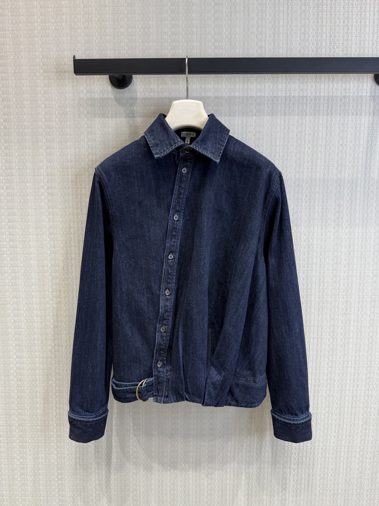 NO:753384,Shirts support Loe* 26Ss early spring new model, oblique placket shirt, jacket, belt, pleated jeans suit | Exclusively developed by yb!  Top quality production!  Using retro denim as the base color, it reconstructs the urban relaxed aesthetics. The slanted placket shirt jacket breaks the regularity of traditional shirts. The asymmetrical placket and adjustable hem strap can both drape casually and neatly tighten the waist, easily creating a lazy and capable body proportion. Paired with the pleated cowboy belt of the same series  Jeans, three-dimensional pleated lines extend from the waist and abdomen to the trouser legs, cleverly modifying leg defects, and the wide belt design further raises the waistline, allowing even small people to have supermodel proportions. Ready-made S/M/L real shot details, loewe, jeans, jackets  & coats,shirts,19860909衬衫支持换款Loe* 26Ss早春新款 斜门襟衬衫夹克腰带褶裥牛仔裤套装丨独家yb开发！顶级高版出品！以复古丹宁为底色,重构都市松弛美学.斜门襟衬衫夹克打破传统衬衫的规整感,不对称门襟与可调节下摆袢带,既能随性垂坠也能利落收腰,轻松塑造慵懒又干练的身形比例.搭配同系列腰带褶裥牛仔裤,立体压褶线条从腰腹延伸至裤脚,巧妙修饰腿型缺陷,宽腰带设计进一步拉高腰线,让小个子也能拥有超模比例.现货发售S/M/L实拍细节图,,loewe,jeans,jackets & coats,shirts,,Women's clothing