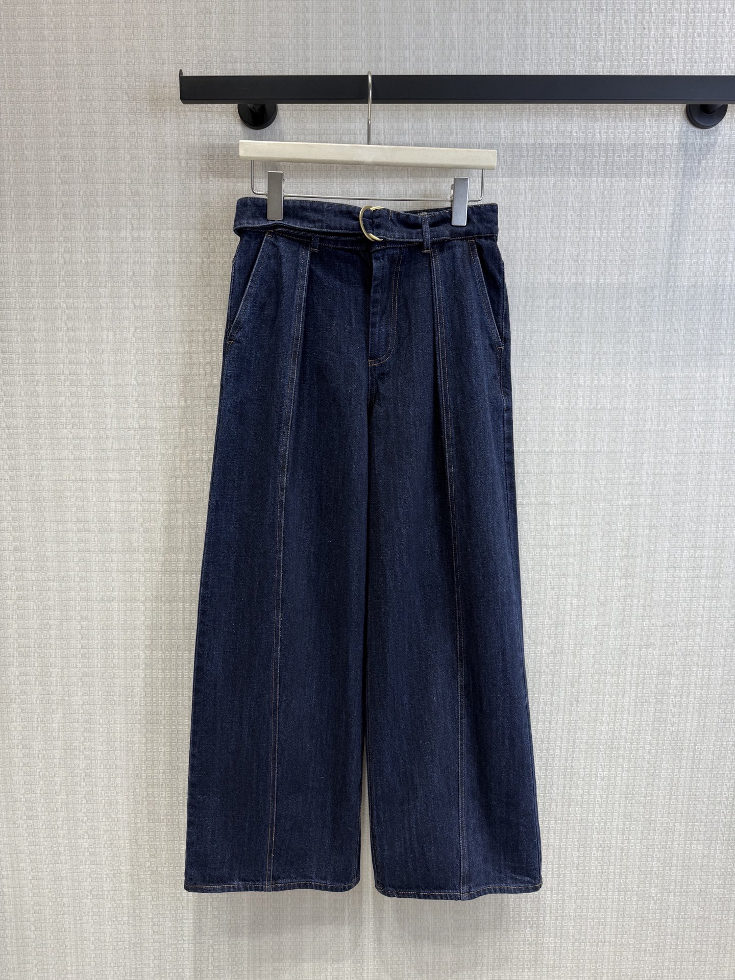 NO:753388,Supports replacement of Loe* 26Ss early spring new style oblique placket shirt jacket belt pleated jeans suit丨exclusively developed by yb!  Top quality production!  Using retro denim as the base color, it reconstructs the urban relaxed aesthetics. The slanted placket shirt jacket breaks the regularity of traditional shirts. The asymmetrical placket and adjustable hem strap can both drape casually and neatly tighten the waist, easily creating a lazy and capable body proportion. Paired with the pleated cowboy belt of the same series  Jeans, three-dimensional pleated lines extend from the waist and abdomen to the trouser legs, cleverly modifying leg defects, and the wide belt design further raises the waistline, allowing even small people to have supermodel proportions. Ready-made S/M/L real shot details, loewe, jeans, jackets  & coats,shirts,19860909支持换款Loe* 26Ss早春新款 斜门襟衬衫夹克腰带褶裥牛仔裤套装丨独家yb开发！顶级高版出品！以复古丹宁为底色,重构都市松弛美学.斜门襟衬衫夹克打破传统衬衫的规整感,不对称门襟与可调节下摆袢带,既能随性垂坠也能利落收腰,轻松塑造慵懒又干练的身形比例.搭配同系列腰带褶裥牛仔裤,立体压褶线条从腰腹延伸至裤脚,巧妙修饰腿型缺陷,宽腰带设计进一步拉高腰线,让小个子也能拥有超模比例.现货发售S/M/L实拍细节图,,loewe,jeans,jackets & coats,shirts,,Women's clothing