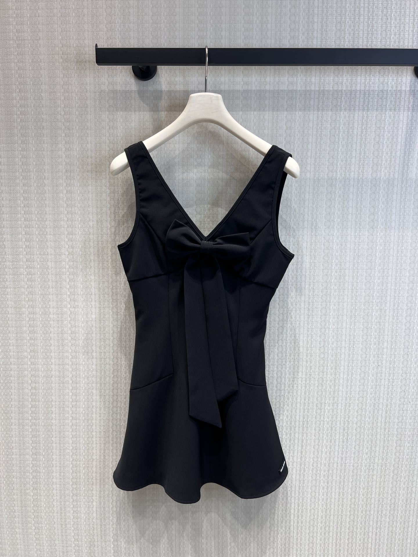 NO:753396,Support exchange of Miu* 26Ss early spring new V-neck bow vest dress丨Exclusive high-end version!  The double V-neck design on the front and back modifies the swan neck and right-angled shoulders, hiding the flesh and showing the temperament; the big three-dimensional bow on the chest is the iconic element of the Miu series, and the streamers have a perfect drape, which is sweet but not greasy; the high waistline + micro fishtail skirt optimizes the proportions of the body in one second, and brings a sense of atmosphere when walking; cream white/classic black two-color optional, suitable for single wear and stacking, can be worn on dates, commuting, or vacation ~ Ready-made S/M/L real shot details,, miumiu, skirts,19860909支持换款Miu* 26Ss早春新款 V领蝴蝶结背心连衣裙丨独家高版出品！前后双V领设计,修饰天鹅颈与直角肩,藏肉又显气质；胸前立体大蝴蝶结,是Miu系标志性元素,飘带垂坠感满分,甜而不腻；高腰线+微鱼尾裙摆,一秒优化身材比例,走路自带氛围感；奶白/经典黑双色可选,单穿叠穿都适配,约会/通勤/度假都能穿～现货发售S/M/L实拍细节图,,miumiu,skirts,,Women's clothing