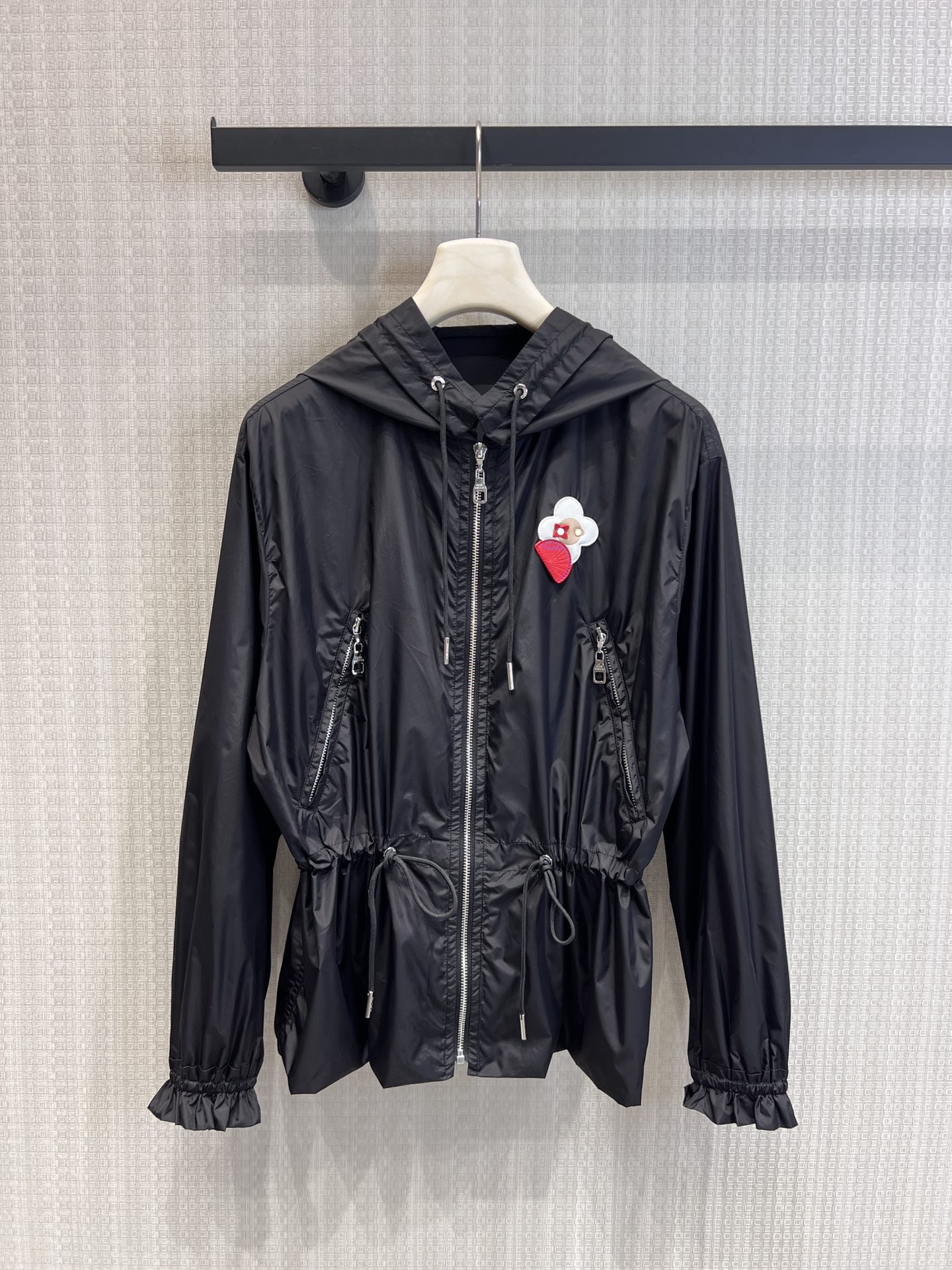 NO:753392,Support exchange loui* 26Ss early spring new style three-dimensional flower decorated waist hooded windbreaker jacket丨Exclusively developed by yb!  Top quality production!  The classic hooded windbreaker style reshapes outdoor elegance. The three-dimensional flowers on the chest add to the New Year atmosphere of the Horse, low-key yet highly recognizable. The drawstring at the waist is freely adjustable, taking into account the sense of relaxation and waist proportion. High-count windproof fabric, easy to wear for commuting and outing. This season, use a jersey to start the new year. Ready-made S/M/L real shot details, louis vuitton, jackets & coats, hats,19860909支持换款 loui* 26Ss早春新款 立体花朵装饰收腰连帽风衣外套丨独家yb开发！顶级高版出品！经典连帽风衣版型,重塑户外优雅.胸口立体花朵点睛,马年新春氛围拉满,低调却极具识别度.腰部抽绳自由调节,兼顾松弛感与腰身比例.高支数防风面料,通勤出游两穿不挑人.这一季,用一件战袍开启精致新岁.现货发售S/M/L实拍细节图,,louis vuitton,jackets & coats,hats,,Women's clothing