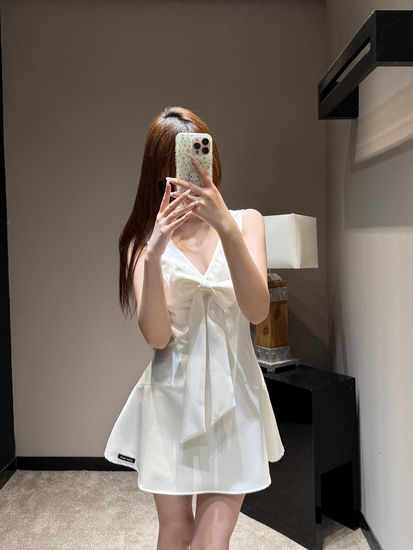 NO:753402,Miu* 26Ss early spring new V-neck bow vest dress丨Exclusive high-end version!  The double V-neck design on the front and back modifies the swan neck and right-angled shoulders, hiding the flesh and showing the temperament; the big three-dimensional bow on the chest is the iconic element of the Miu series, and the ribbon has a perfect drape, which is sweet but not greasy; the high waistline + micro fishtail skirt optimizes the body proportions in one second, and brings a sense of atmosphere when walking; cream white/classic black two-color optional, suitable for single wear and layering, can be worn on dates, commuting, or vacations ~ ready for sale S/M/L,, miumiu, skirts,19860909Miu* 26Ss早春新款 V领蝴蝶结背心连衣裙丨独家高版出品！前后双V领设计,修饰天鹅颈与直角肩,藏肉又显气质；胸前立体大蝴蝶结,是Miu系标志性元素,飘带垂坠感满分,甜而不腻；高腰线+微鱼尾裙摆,一秒优化身材比例,走路自带氛围感；奶白/经典黑双色可选,单穿叠穿都适配,约会/通勤/度假都能穿～现货发售S/M/L,,miumiu,skirts,,Women's clothing