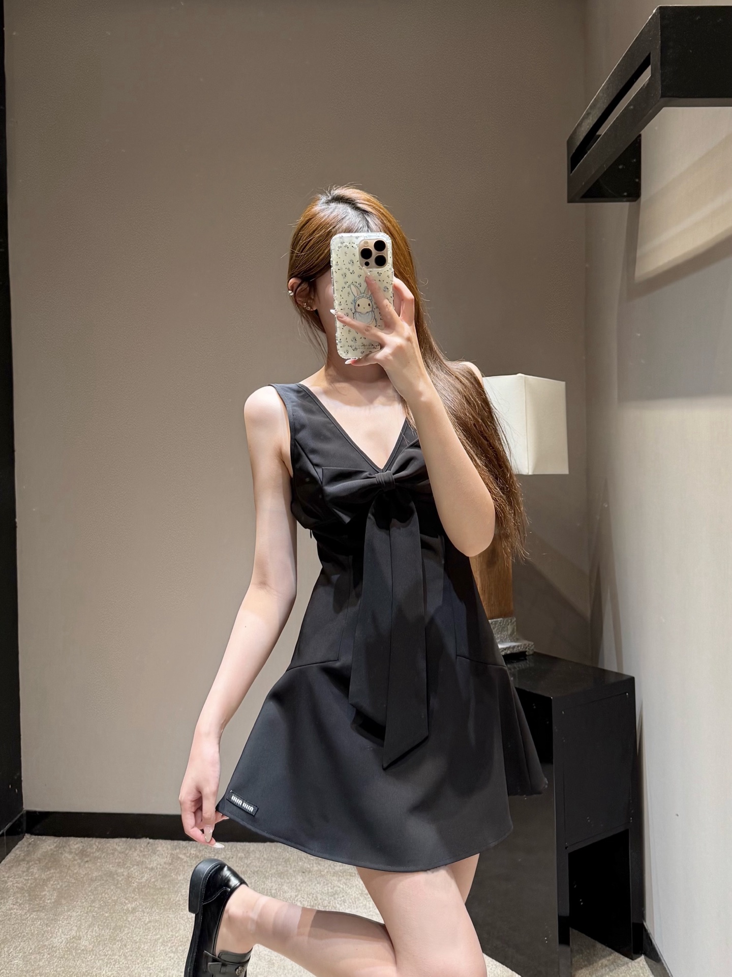 NO:753398,Miu* 26Ss early spring new V-neck bow vest dress丨Exclusive high-end version!  The double V-neck design on the front and back modifies the swan neck and right-angled shoulders, hiding the flesh and showing the temperament; the big three-dimensional bow on the chest is the iconic element of the Miu series, and the ribbon has a perfect drape, which is sweet but not greasy; the high waistline + micro fishtail skirt optimizes the body proportions in one second, and brings a sense of atmosphere when walking; cream white/classic black two-color optional, suitable for single wear and layering, can be worn on dates, commuting, or vacations ~ ready for sale S/M/L,, miumiu, skirts,19860909Miu* 26Ss早春新款 V领蝴蝶结背心连衣裙丨独家高版出品！前后双V领设计,修饰天鹅颈与直角肩,藏肉又显气质；胸前立体大蝴蝶结,是Miu系标志性元素,飘带垂坠感满分,甜而不腻；高腰线+微鱼尾裙摆,一秒优化身材比例,走路自带氛围感；奶白/经典黑双色可选,单穿叠穿都适配,约会/通勤/度假都能穿～现货发售S/M/L,,miumiu,skirts,,Women's clothing