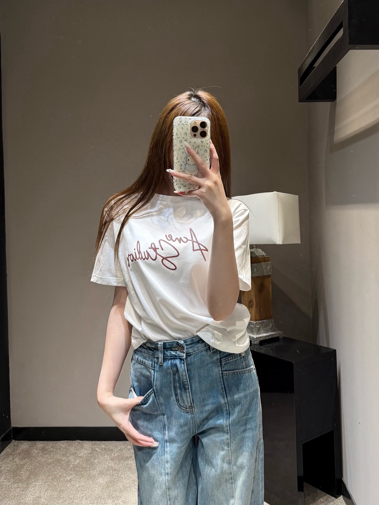 NO:757864,Acn* 26Ss new spring and summer classic handwritten letter printed round neck short-sleeved T-shirt丨Exclusive high-end version!  Simple and effortless Nordic style, selected high-quality cotton blended fabrics, soft and skin-friendly, breathable and anti-wrinkle. The round neck fit is suitable for various body shapes. It is refreshing and neat when worn alone, or layered for a more layered look. Whether it is daily commuting or weekend outings, it is the best choice to easily create an atmospheric look. Available in stock S/M/L,, T-shirt, tees, t-shirt,19860909Acn* 26Ss春夏新款 经典手写字母印花圆领短袖T恤丨独家高版出品！简约不费力的北欧风,甄选优质棉混纺面料,软糯亲肤、透气抗皱,圆领合身剪裁适配各种身形,单穿清爽利落,叠穿内搭更显层次.无论是日常通勤还是周末出游,都是轻松打造氛围感造型的不二之选.现货发售S/M/L,,T-shirt,tees，t-shirt,,Women's clothing