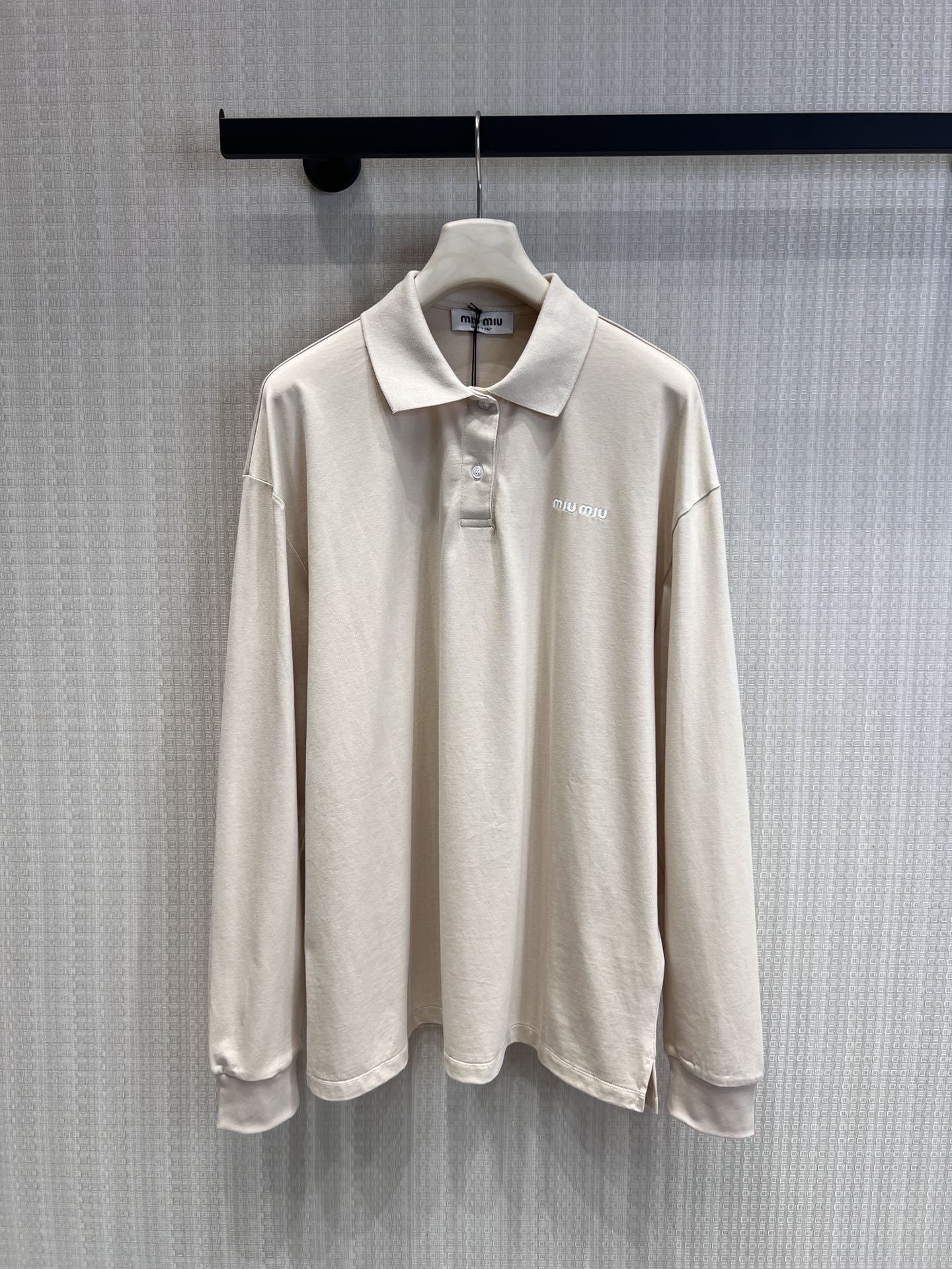 NO:757914,The top supports exchange Miu* 26Ss early spring new style micro-label embroidered cotton long-sleeved polo shirt shorts set丨exclusively developed by yb!  Top quality production!  The classic Polo lapel is paired with a half-open button design to modify the neck line and make it more neat; the micro-label embroidery of the same color on the chest and trousers echoes in a low-key manner, and the details are full of high-end. The high-count combed cotton fabric is selected, soft and skin-friendly, breathable and anti-wrinkle, and the loose-shoulder version hides the flesh.  Slimming, same-color shorts with high waist and A-line cut elongate the proportions. The apricot color is gentle and healing, and can be worn alone or layered. It is the best choice for creating an atmospheric look in early spring. Ready-made S/M/L real shot details,,miumiu,shorts,19860909上衣支持换款Miu* 26Ss早春新款 微标刺绣棉质长袖polo衫短裤套装丨独家yb开发！顶级高版出品！经典Polo翻领搭配半开扣设计,修饰脖颈线条更显利落；胸口与裤脚同色系微标刺绣低调呼应,细节处尽显高级.甄选高支精梳棉面料,软糯亲肤、透气抗皱,宽松落肩版型藏肉显瘦,同色系短裤高腰A字剪裁拉长比例.奶杏色温柔治愈,单穿叠穿皆出彩,是早春打造氛围感造型的不二之选.现货发售S/M/L实拍细节图,,miumiu,shorts,,Women's clothing