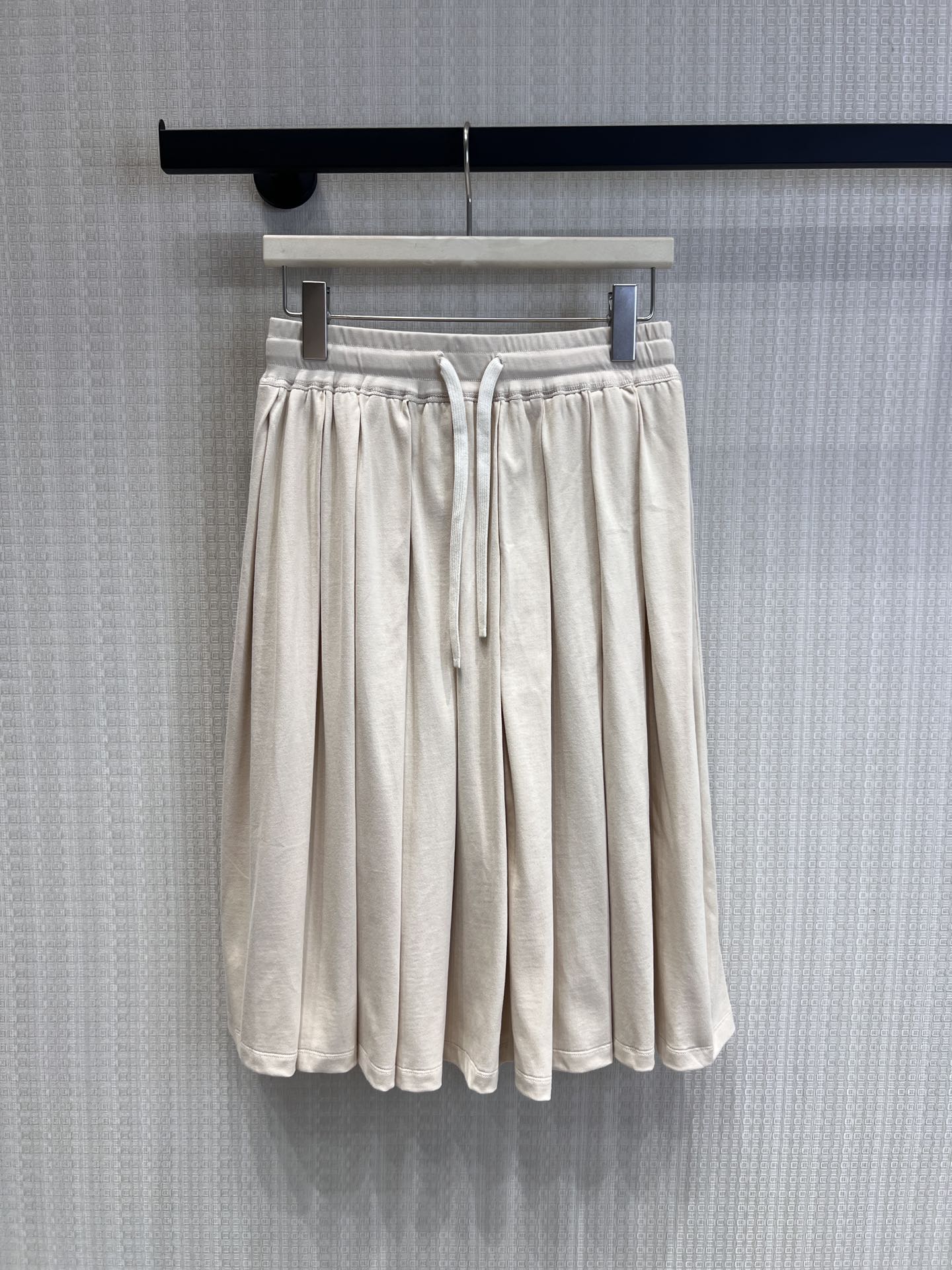 NO:757935,Support exchange Miu* 26Ss early spring new style letter logo drawstring strap mid-length pleated skirt丨exclusively developed by yb!  Top quality production!  It perfectly combines girlishness and relaxation. The drawstring elastic waist design allows you to freely adjust the comfort, and the three-dimensional pleated tailoring creates a flowing skirt. The same-color letter logo embroidery on the lower right corner of the skirt highlights the low-key style. High-count cotton blended fabrics are selected, soft  Waxy, skin-friendly, breathable and anti-wrinkle, the mid-length version modifies the leg shape and is suitable for a variety of styles. It is a must-have item for creating an atmospheric look in spring. Ready-made S/M/L real shot details,, miumiu, skirts,19860909支持换款Miu* 26Ss早春新款 字母徽标抽绳绑带中长款百褶半裙丨独家yb开发！顶级高版出品！将少女感与松弛感完美融合.抽绳松紧腰设计自由调节舒适度,立体百褶剪裁打造飘逸裙摆,裙身右下角同色系字母徽标刺绣低调彰显格调.甄选高支棉质混纺面料,软糯亲肤、透气抗皱,中长款版型修饰腿型,适配多种穿搭风格,是春日打造氛围感造型的必备单品.现货发售S/M/L实拍细节图,,miumiu,skirts,,Women's clothing