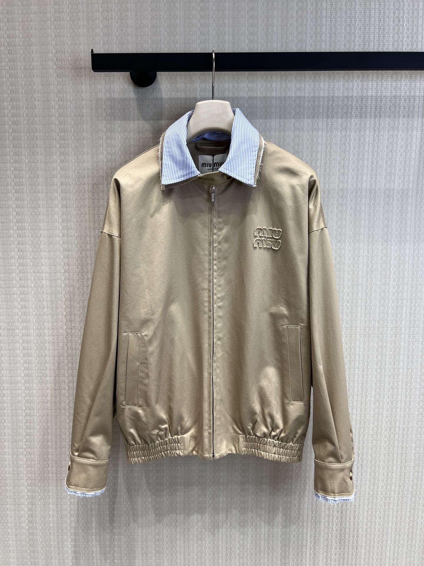 NO:757900,Support exchange Miu* 26Ss early spring new style logo striped lapel splicing jacket short jacket丨Exclusively developed by yb!  Top quality production!  Iconic logo embroidery and striped lapel splicing subtly combine a college feel with a retro workwear feel. The loose shoulder silhouette is matched with elastic pleats at the hem, which is neat and casual. The khaki tone is suitable for all spring scenes. It is a core item of the 'miu series' that will never go out of style in the wardrobe. Ready-made S/M/L real shot details,,miumiu,jackets & coats,jackets & coats,19860909支持换款Miu* 26Ss早春新款 徽标条纹翻领拼接夹克短外套丨独家yb开发！顶级高版出品！标志性徽标刺绣与条纹翻领拼接,将学院感与复古工装感巧妙融合.宽松落肩廓形搭配下摆松紧收褶,利落中带着随性慵懒,卡其色调适配春日所有场景,是衣橱里永不过时的“miu系”核心单品.现货发售S/M/L实拍细节图,,miumiu,jackets & coats,jackets & coats,,Women's clothing