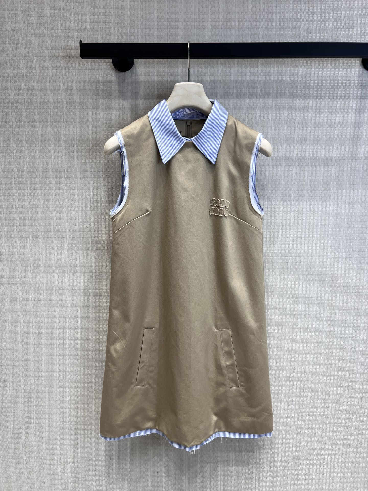 NO:757873,Support exchange of Miu*26Ss early spring new Polo collar raw edge sleeveless dress丨exclusively developed by yb!  Top quality production!  Selecting crisp fabrics, the silhouette is neat and not flattering on the figure; the blue and white striped collar is spliced ​​to break the monotony of solid colors; the embroidered logo on the chest is low-key to highlight the identity, and the raw edge trimming and side pocket design take into account both aesthetics and practicality. Every detail tells the Miu girl aesthetics. Ready-made S/M/L real shot details,, miumiu, skirts,19860909支持换款Miu*26Ss早春新款 Polo领毛边饰无袖连衣裙丨独家yb开发！顶级高版出品！甄选挺括面料,廓形利落不挑身材；蓝白条纹领部拼接,打破纯色单调；胸前刺绣logo低调彰显身份,毛边饰边与侧袋设计兼顾美学与实用,每一处细节都在诉说Miu式少女美学.现货发售S/M/L实拍细节图,,miumiu,skirts,,Women's clothing