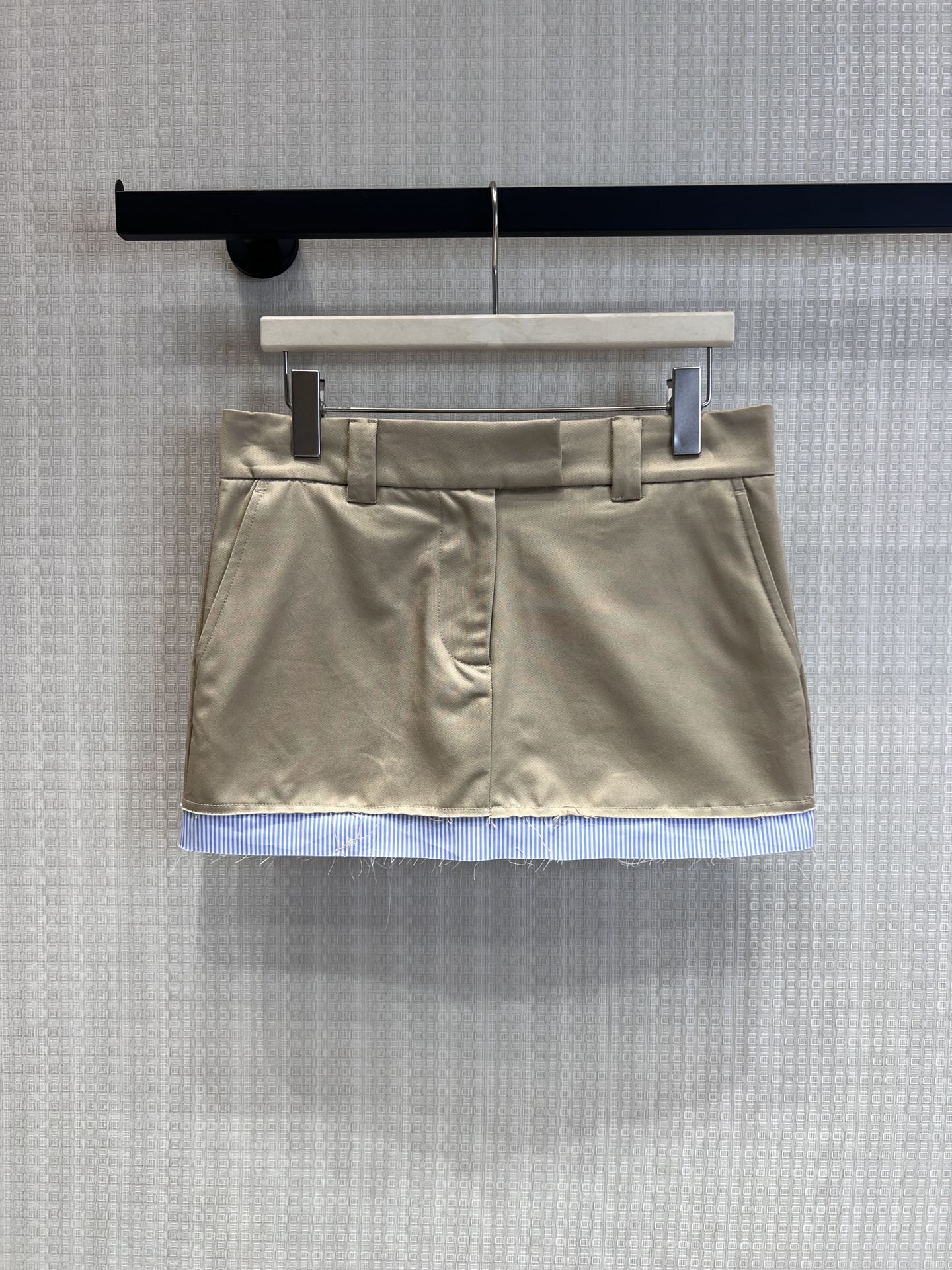 NO:757887,Support exchange Miu* 26Ss early spring new khaki mini skirt丨exclusively developed by yb!  Top quality production!  The contrasting raw edge design recreates the college style. The blue and white striped lining collides with the raw edge hem, and the neat A-line silhouette modifies the leg shape. It has a sweet and cool girly feel. It is the finishing touch of the early spring wardrobe. Ready-made S/M/L real shot details,, miumiu, skirts,19860909支持换款Miu* 26Ss早春新款 卡其色迷你半裙丨独家yb开发！顶级高版出品！以撞色毛边设计重塑学院风.蓝白条纹内衬与毛边下摆碰撞,利落A字廓形修饰腿型,自带甜酷少女感,是早春衣橱的点睛之笔.现货发售S/M/L实拍细节图,,miumiu,skirts,,Women's clothing