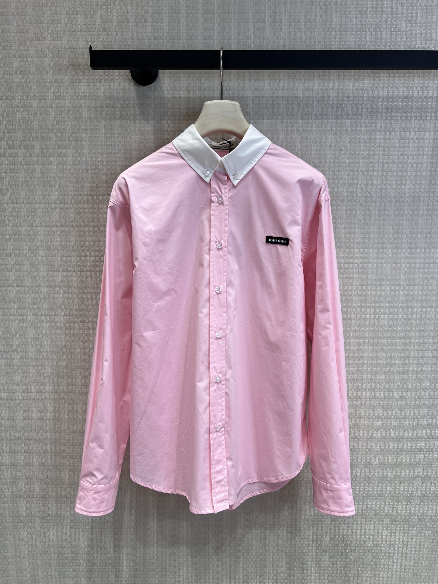 NO:759307,Support exchange Miu*26Ss new spring and summer micro-label pink long-sleeved loose shirt丨exclusively developed by yb!  Top quality production!  The creamy white contrasting lapels are clean and age-reducing, and the small black logo embroidery on the chest is low-key and shows style. The high-count combed cotton fabric is selected, soft and skin-friendly, breathable and anti-wrinkle. The loose shoulder style is casual and lazy, suitable for a variety of dressing styles. It is a must-have item for creating an atmospheric look in spring. Ready-made S/M/L real shot details,, miumiu, shirts,19860909支持换款Miu*26Ss春夏新款 微标粉色长袖宽松衬衫丨独家yb开发！顶级高版出品！奶白色撞色翻领干净减龄,胸口黑色小徽标刺绣低调彰显格调.甄选高支精梳棉面料,软糯亲肤、透气抗皱,宽松落肩版型随性慵懒,适配多种穿搭风格,是春日打造氛围感造型的必备单品.现货发售S/M/L实拍细节图,,miumiu,shirts,,Women's clothing