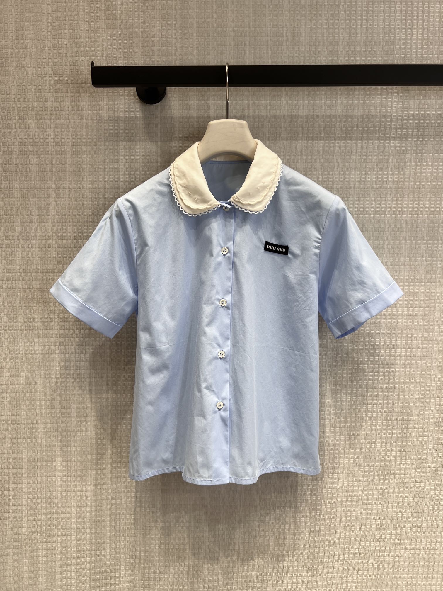 NO:759293,Support exchange Miu* 26Ss new spring and summer baby blue baby collar fake two-piece short-sleeved shirt | Exclusively developed by yb!  Top quality production!  The contrasting lace doll collar is exquisite and reduces age, the contrasting edges on the collar and cuffs create a fake two-piece visual sense, and the small black logo embroidery on the chest highlights the style in a low-key manner. The high-count combed cotton fabric is selected, soft and skin-friendly, breathable and anti-wrinkle. The short and neat version can easily create a high waistline and is suitable for a variety of wearing styles. It is a must-have item for creating an atmospheric look in spring. S/M/L real shot details on sale, miumiu, shirts, T-shirt,19860909支持换款Miu* 26Ss春夏新款 baby蓝娃娃领假两件短袖衬衫丨独家yb开发！顶级高版出品！撞色蕾丝娃娃领精致减龄,领口与袖口撞色包边营造假两件视觉感,胸口黑色小徽标刺绣低调彰显格调.甄选高支精梳棉面料,软糯亲肤、透气抗皱,短款利落版型轻松打造高腰线,适配多种穿搭风格,是春日打造氛围感造型的必备单品.现货发售S/M/L实拍细节图,,miumiu,shirts,T-shirt,,Women's clothing