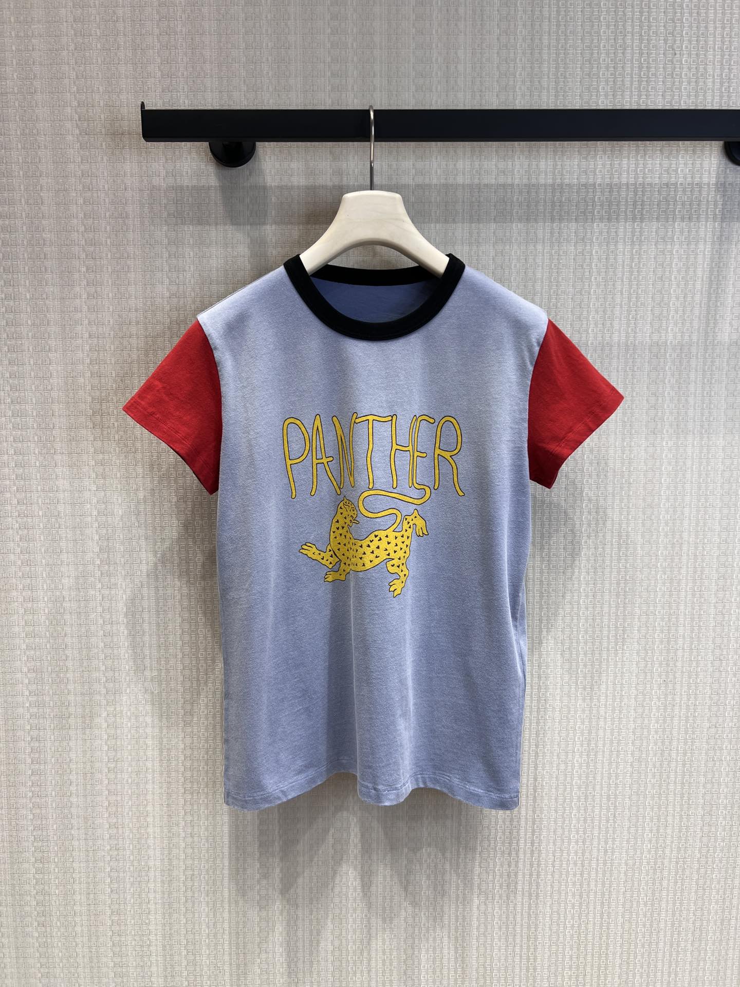 NO:759322,Support Val* 26Ss spring and summer new style Leopard college style red, blue and black contrasting round neck short-sleeved T-shirt | Exclusively developed by yb!  Top quality production!  Contrasting colors of red, blue and black + leopard print, retro and playful, high-count cotton fabric is soft, breathable and comfortable, the short version makes you look taller and slimmer, it looks like a sweet girl when paired with a denim skirt, and it instantly becomes a casual girl when paired with wide-leg pants. It is worth wearing more than one outfit, and the early spring outfit will be a god!  Ready-made S/M/L real-shot detailed pictures, skirts, T-shirts, tees, t-shirts,19860909支持换款 Val* 26Ss春夏新款 金钱豹学院风红蓝黑撞色圆领短袖T恤丨独家yb开发！顶级高版出品！红蓝黑撞色+金钱豹印花,复古又俏皮,高支棉面料软乎乎的,透气又舒服,短款版型显高又显瘦,配牛仔裙是甜妹,配阔腿裤又秒变休闲少女,一衣多穿太值了,早春穿搭直接封神！现货发售S/M/L实拍细节图,,skirts,T-shirt,tees，t-shirt,,Women's clothing