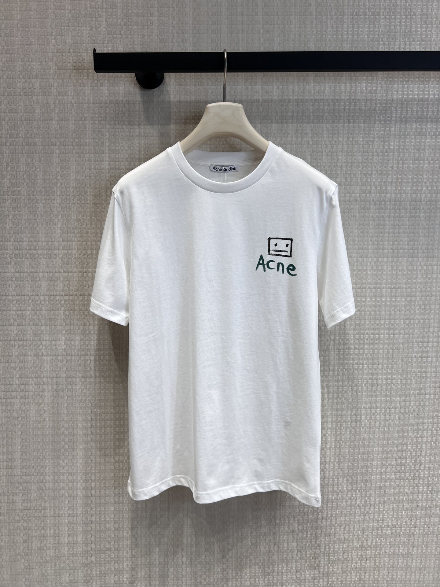 NO:762186,Support exchange Acn* 26Ss new spring and summer smiley face printed short-sleeved T-shirt丨Exclusive high-end version!  The hand-painted square smiley face + letter print on the chest is simple and childlike, with a casual and lazy street feel; the retro tape pattern print on the back, with green and white contrasting colors, echoes the retro tone, and the front and back design makes the outfit more attractive. Ready-made S/M/L real shot details, T-shirt, tees, t-shirt,19860909支持换款Acn* 26Ss春夏新款 笑脸印花短袖T恤丨独家高版出品！胸前手绘风方块笑脸+字母印花,简约又充满童趣,自带随性慵懒的街头感；背后复古磁带图案印花,绿白撞色层次鲜明,呼应复古调性,正反双面设计让穿搭更有看点.现货发售S/M/L实拍细节图,,T-shirt,tees，t-shirt,,Women's clothing