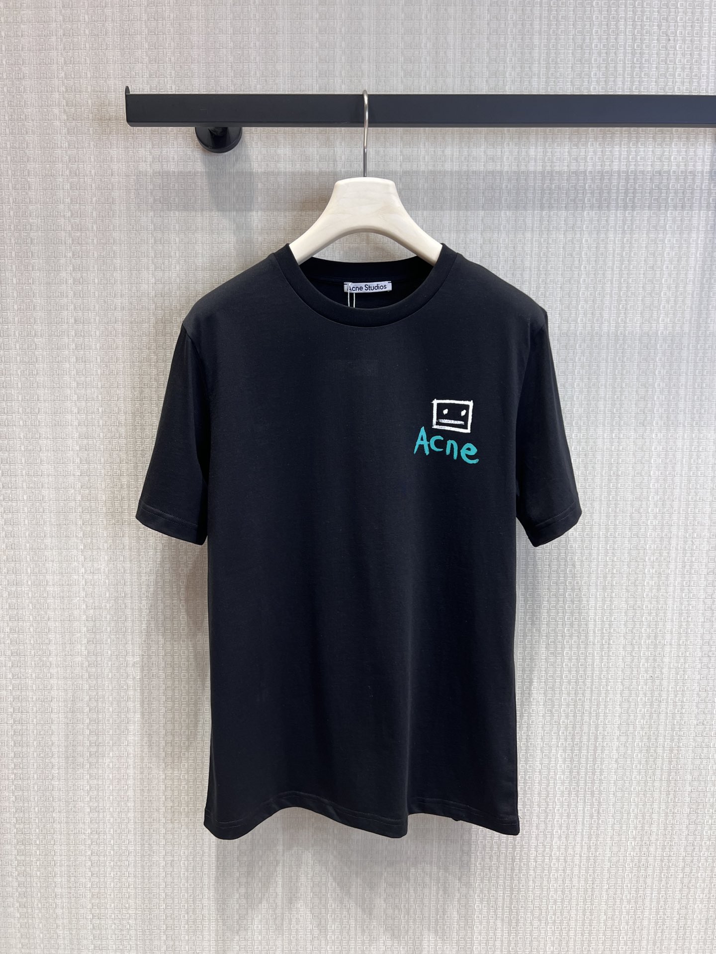 NO:762190,Support exchange Acn* 26Ss new spring and summer smiley face printed short-sleeved T-shirt丨Exclusive high-end version!  The hand-painted square smiley face + letter print on the chest is simple and full of childishness, with a casual and lazy street feel; the retro tape pattern print on the back, with green and white contrasting colors, echoes the retro tone, and the front and back design makes the outfit more interesting. Ready-made S/M/L real shot details include,, T-shirt, tees, t-shirt,19860909支持换款Acn* 26Ss春夏新款 笑脸印花短袖T恤丨独家高版出品！胸前手绘风方块笑脸+字母印花,简约又充满童趣,自带随性慵懒的街头感；背后复古磁带图案印花,绿白撞色层次鲜明,呼应复古调性,正反双面设计让穿搭更有看点.现货发售S/M/L实拍细节有,,T-shirt,tees，t-shirt,,Women's clothing