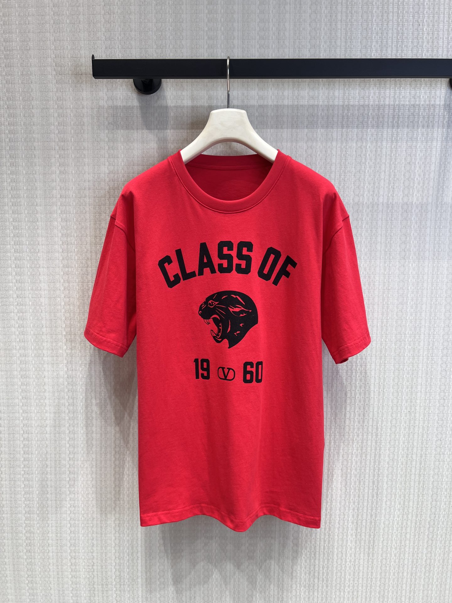 NO:759308,Support Val* 26Ss spring and summer new style Black Panther letter print round neck short-sleeved T-shirt | Exclusively developed by yb!  Top quality production!  Curved letters + roaring panther pattern, combined with the 1960 logo and logo, pay tribute to the classics and have an American campus feel. High-count combed cotton fabrics are selected, soft and skin-friendly, breathable and anti-wrinkle. The loose-shouldered version is suitable for men and women regardless of body shape. It is a must-have item for creating an atmospheric look in spring. Ready-made S/M/L real shot details, T-shirt, tees, t-shirt,19860909支持换款Val* 26Ss春夏新款 黑豹字母印花圆领短袖T恤丨独家yb开发！顶级高版出品！弧形字母+咆哮黑豹图案,搭配1960标识与Logo,致敬经典,自带美式校园感.甄选高支精梳棉面料,软糯亲肤、透气抗皱,宽松落肩版型男女同款不挑身材,是春日打造氛围感造型的必备单品.现货发售S/M/L实拍细节图,,T-shirt,tees，t-shirt,,Women's clothing