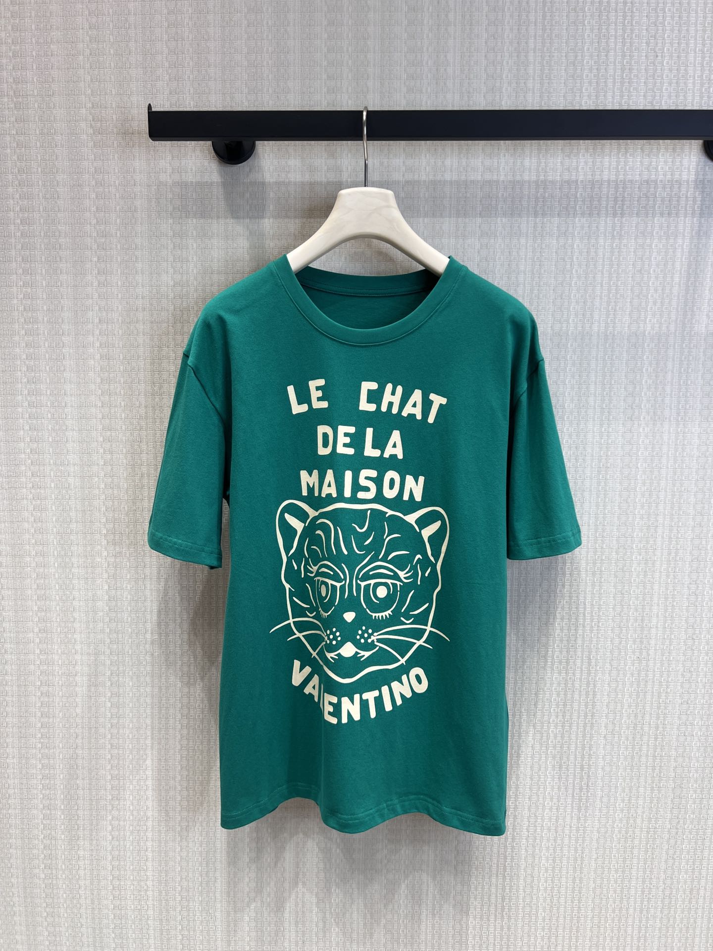 NO:759236,Support Val* 26ss spring and summer new style letter animal print round neck short-sleeved T-shirt | Exclusively developed by yb!  Top quality production!  Selected heavyweight pure cotton, breathable and skin-friendly, crisp and stylish, highly saturated emerald background, comes with retro filter, whitening and vitality, loose shoulder cut, not picky, friendly to all body shapes, can be worn alone or layered to create a casual tone. Ready-made S/M/L real shot details, T-shirt, tees, t-shirt,19860909支持换款Val* 26ss春夏新款 字母动物印花圆领短袖T恤丨独家yb开发！顶级高版出品！精选重磅纯棉,透气亲肤、挺括有型,高饱和祖母绿底色,自带复古滤镜,显白又元气,宽松落肩剪裁,不挑身材,对各种身形都友好,单穿叠穿都能穿出随性腔调.现货发售S/M/L实拍细节图,,T-shirt,tees，t-shirt,,Women's clothing