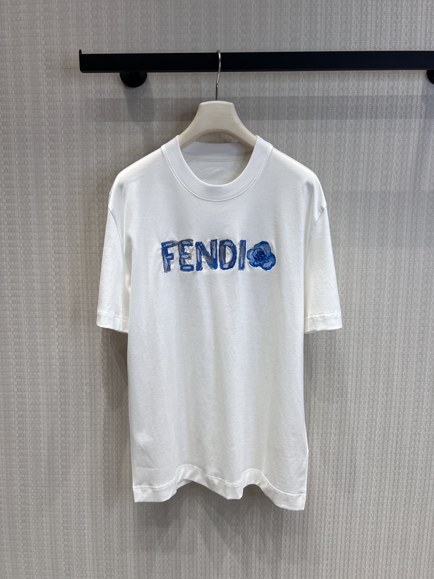 NO:759295,Supports exchange Fen* 26Ss new spring and summer letter embroidered flower short-sleeved T-shirt丨Exclusively developed by yb!  Top quality production!  The same style for men and women, perfectly blending Italian romance and artistry. The hand-painted letter embroidery is paired with three-dimensional blue camellias, the brushwork is casual and delicate, and has a sense of artistic atmosphere. The high-count combed cotton fabric is selected, soft and skin-friendly, breathable and anti-wrinkle. The loose and unisex version is the same for men and women regardless of body shape. It is a must-have item for creating an atmospheric look in spring. Ready-made S/M/L real shot details, fendi, T-shirt, tees, t-shirt,19860909支持换款 Fen* 26Ss春夏新款 字母刺绣花朵短袖T恤丨独家yb开发！顶级高版出品！男女同款,将意式浪漫与艺术感完美融合.手绘风字母刺绣搭配立体蓝花山茶花,笔触随性又精致,自带艺术氛围感.甄选高支精梳棉面料,软糯亲肤、透气抗皱,宽松中性版型男女同款不挑身材,是春日打造氛围感造型的必备单品.现货发售S/M/L实拍细节图,,fendi,T-shirt,tees，t-shirt,,Women's clothing