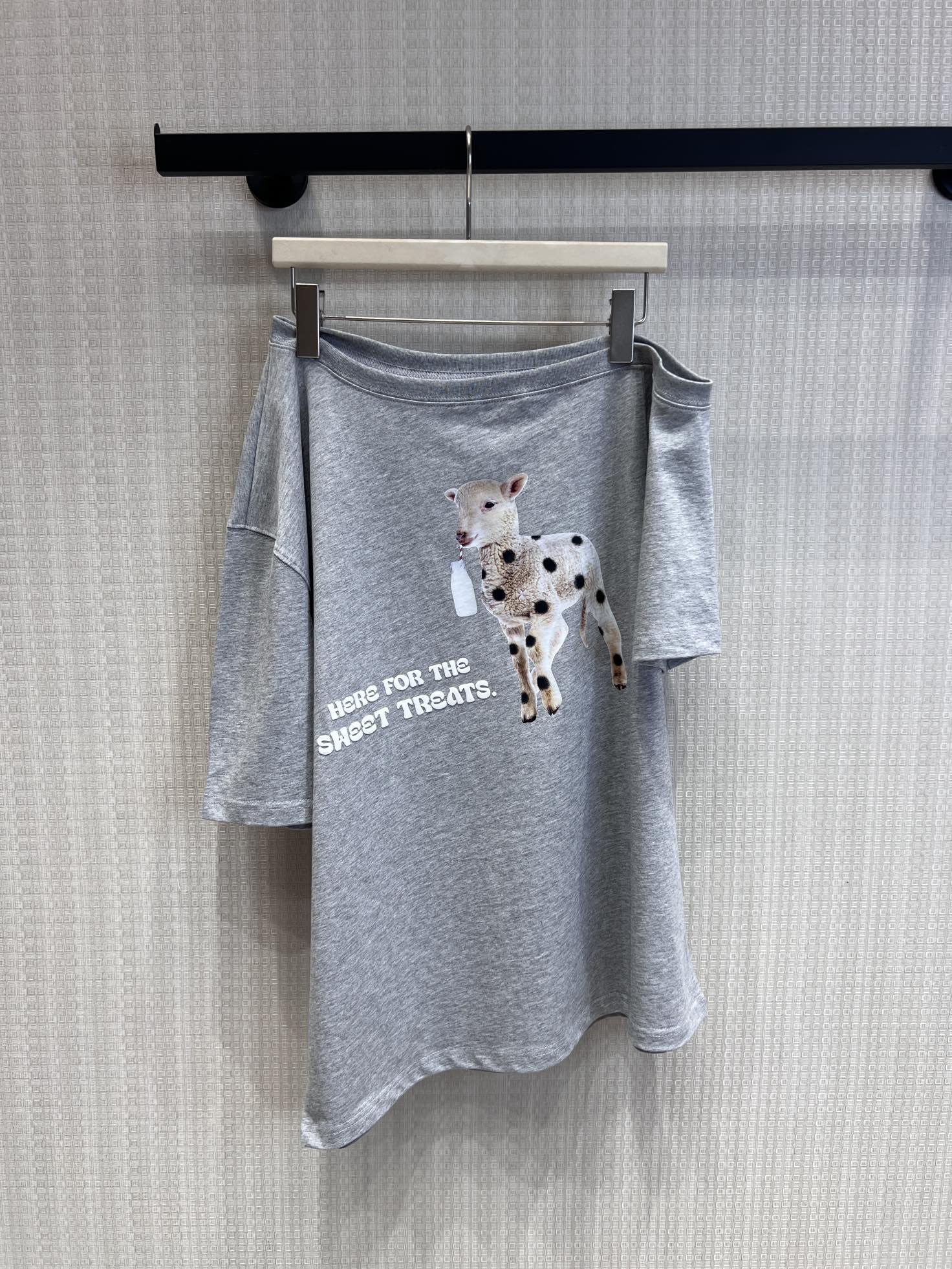 NO:759329,Support exchange MAR* 26Ss spring and summer new style slanted shoulder short-sleeved T-shirt丨Exclusive high-end version!  It perfectly combines the soft and cute healing feeling with the lazy sexy. One-sided off-shoulder tailoring easily creates a right-angled shoulder, and the spotted lamb print is paired with interesting text, which is healing and playful. The heavy-weight cotton fabric is selected, soft and skin-friendly, breathable and anti-wrinkle, and the loose off-shoulder version hides the flesh and makes you slim without picking up the figure. It is a must-have item for creating an atmospheric look in spring. Ready-made S/M/L real shot details, T-shirt, tees, t-shirt,19860909支持换款MAR* 26Ss春夏新款 斜开肩短袖T恤丨独家高版出品！将软萌治愈感与慵懒性感完美融合.单边露肩剪裁轻松打造直角肩,斑点小羊印花搭配趣味文字,治愈又俏皮.甄选重磅棉质面料,软糯亲肤、透气抗皱,宽松落肩版型藏肉显瘦不挑身材,是春日打造氛围感造型的必备单品.现货发售S/M/L实拍细节图,,T-shirt,tees，t-shirt,,Women's clothing