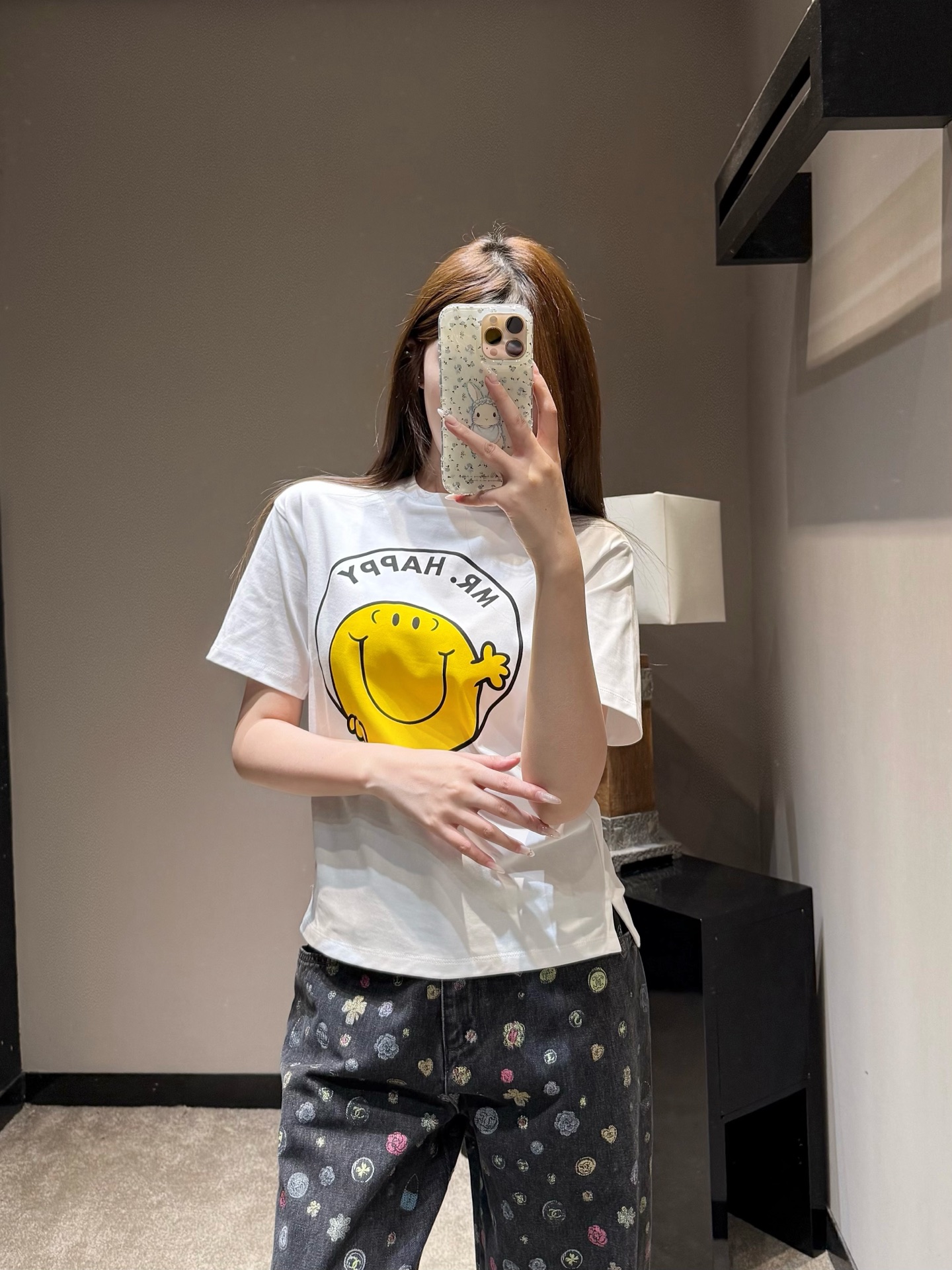 NO:762684,Guc* 26Ss new spring and summer cartoon smiley face printed letter short-sleeved T-shirt | Exclusively developed by yb!  Top quality production!  Selected heavyweight pure cotton fabric, soft and skin-friendly, echoing the cartoon smiley face print on the front and back, the bright yellow tone is particularly eye-catching on the pure white background, the lines are lively and retro, the back collar is low-key decorated with letter logo, and the details highlight the sense of luxury. The classic round neck design is neat and does not highlight the face shape, and the small slit on the side is cut to make the whole look more casual and lazy. Ready for sale S/M/L,, gucci, T-shirt, tees, t-shirt,19860909Guc* 26Ss春夏新款 卡通笑脸印花字母短袖T恤丨独家yb开发！顶级高版出品！精选重磅纯棉面料,软糯亲肤,前后呼应的卡通笑脸印花,明亮黄调在纯白底色上格外醒目,线条活泼又复古,后领处低调点缀字母标识,细节处彰显高级感.经典圆领设计,利落不挑脸型,侧边小开叉剪裁,让整体更显随性慵懒.现货发售S/M/L,,gucci,T-shirt,tees，t-shirt,,Women's clothing