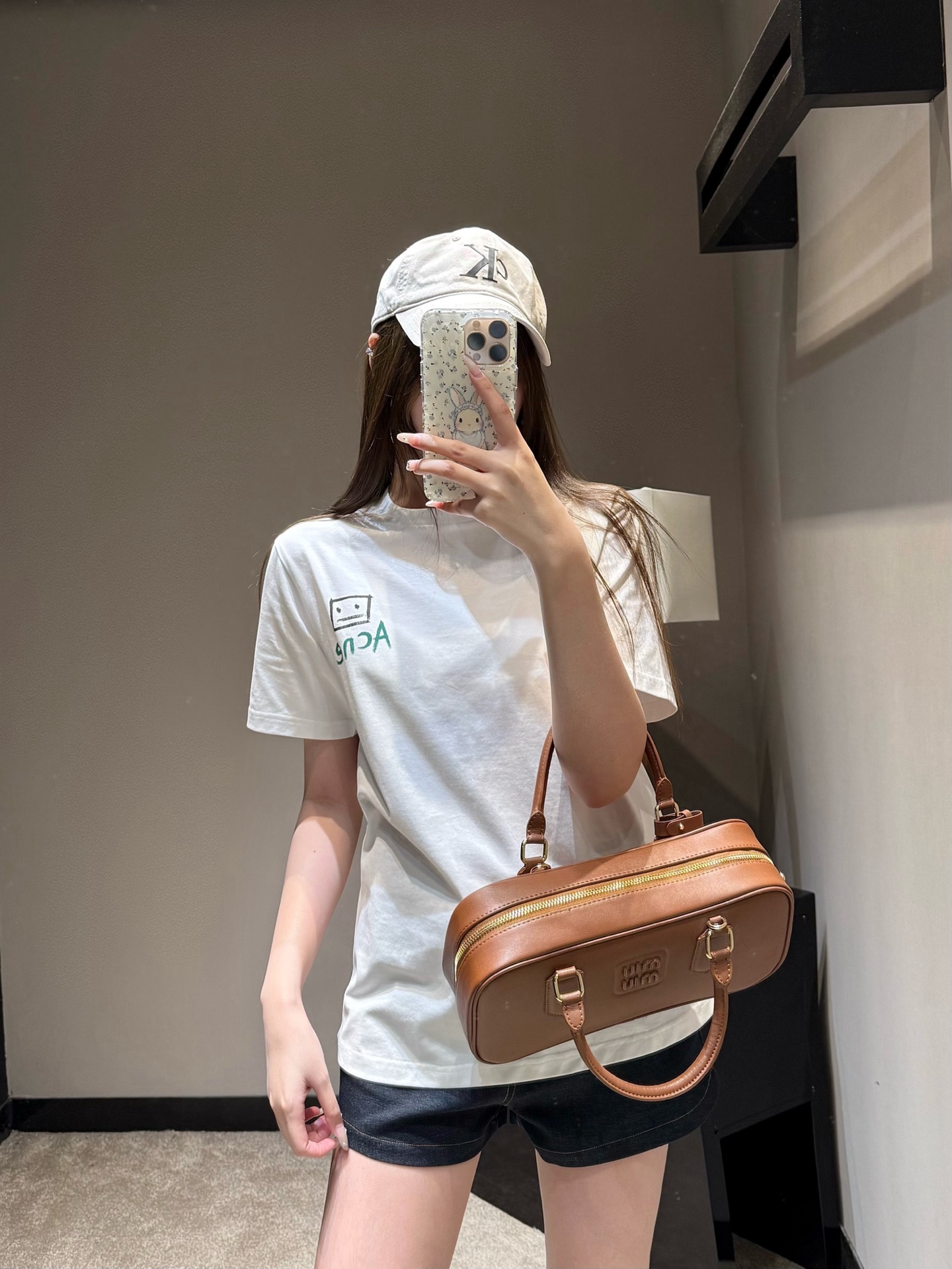 NO:762188,Acn* 26Ss new spring and summer new smiley face printed short-sleeved T-shirt丨Exclusive high-end version!  The hand-painted square smiley face + letter print on the chest is simple and childlike, with a casual and lazy street feel; the retro tape pattern print on the back, with green and white contrasting colors, echoes the retro tone, and the front and back design makes the outfit more attractive. Ready for sale S/M/L,, T-shirt, tees, t-shirt,19860909Acn* 26Ss春夏新款 笑脸印花短袖T恤丨独家高版出品！胸前手绘风方块笑脸+字母印花,简约又充满童趣,自带随性慵懒的街头感；背后复古磁带图案印花,绿白撞色层次鲜明,呼应复古调性,正反双面设计让穿搭更有看点.现货发售S/M/L,,T-shirt,tees，t-shirt,,Women's clothing