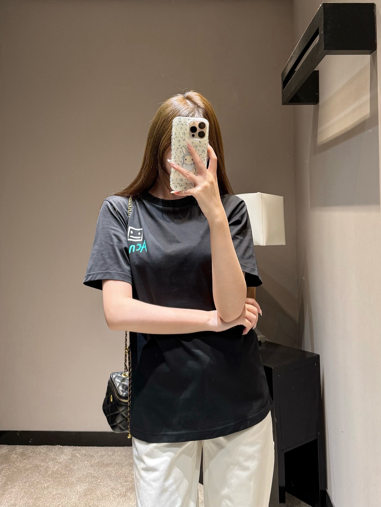 NO:762192,Acn* 26Ss new spring and summer new smiley face printed short-sleeved T-shirt丨Exclusive high-end version!  The hand-painted square smiley face + letter print on the chest is simple and childlike, with a casual and lazy street feel; the retro tape pattern print on the back, with green and white contrasting colors, echoes the retro tone, and the front and back design makes the outfit more attractive. Ready for sale S/M/L,, T-shirt, tees, t-shirt,19860909Acn* 26Ss春夏新款 笑脸印花短袖T恤丨独家高版出品！胸前手绘风方块笑脸+字母印花,简约又充满童趣,自带随性慵懒的街头感；背后复古磁带图案印花,绿白撞色层次鲜明,呼应复古调性,正反双面设计让穿搭更有看点.现货发售S/M/L,,T-shirt,tees，t-shirt,,Women's clothing