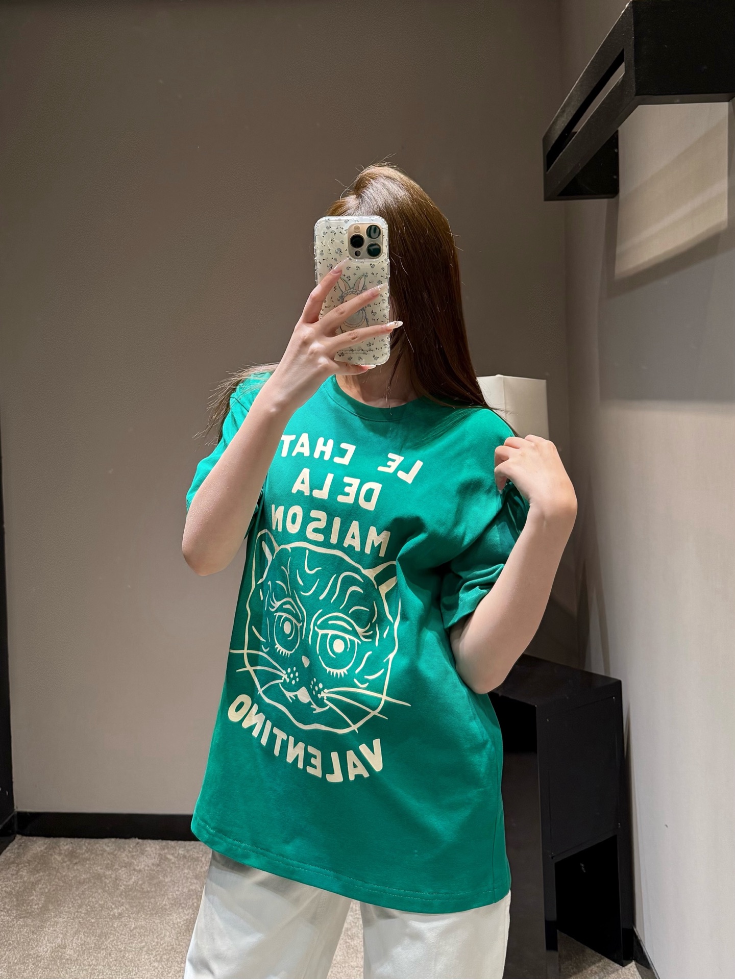 NO:759244,Val* 26ss new spring and summer letter animal print round neck short-sleeved T-shirt | Exclusively developed by yb!  Top quality production!  Selected heavyweight pure cotton, breathable and skin-friendly, crisp and stylish, with highly saturated emerald background color, built-in retro filter, whitening and vitality, loose shoulder cut, not picky, friendly to all body shapes, can be worn alone or layered to create a casual look. Available now in S/M/L, T-shirt, tees, t-shirt,19860909Val* 26ss春夏新款 字母动物印花圆领短袖T恤丨独家yb开发！顶级高版出品！精选重磅纯棉,透气亲肤、挺括有型,高饱和祖母绿底色,自带复古滤镜,显白又元气,宽松落肩剪裁,不挑身材,对各种身形都友好,单穿叠穿都能穿出随性腔调.现货发售S/M/L,,T-shirt,tees，t-shirt,,Women's clothing