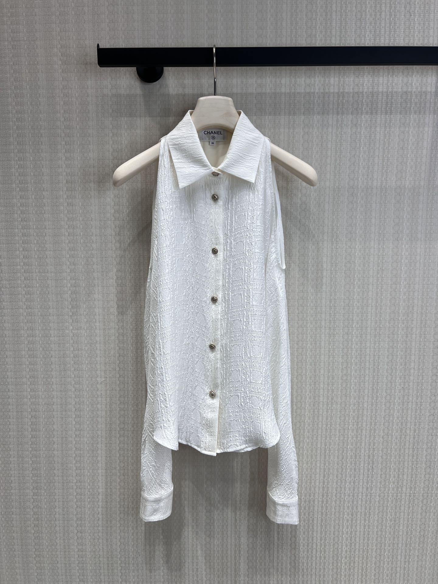 NO:759288,Supports exchange Cha* 26C advanced handicraft workshop series new off-shoulder silk long-sleeved shirt丨exclusively developed by yb!  Top quality production!  The classic lapel is matched with thoughtful off-shoulder tailoring, cleverly exposing the shoulder line, and finding a balance between elegance and sexiness; exquisite metal buttons embellish the placket, and the adjustable cuffs are designed to take into account both practicality and style. The textured silk fabric has high-end luster, and the dark grain texture makes the basic white shirt bid farewell to the monotony. It drapes lightly when walking, showing the delicate texture of the handmade workshop. Ready-made S/M/L real shot details, shirts, real silk,19860909支持换款Cha* 26C高级手工坊系列新款 露肩真丝长袖衬衫丨独家yb开发！顶级高版出品！经典翻领搭配心机露肩剪裁,巧妙露出肩线,在优雅与性感间找到平衡；精致金属纽扣点缀门襟,袖口可调节设计兼顾实用性与造型感,肌理感真丝面料自带高级光泽,暗纹肌理让基础白衬衫告别单调,行走间轻盈垂坠,尽显手工坊的细腻质感.现货发售S/M/L实拍细节图,,shirts,real silk,,Women's clothing