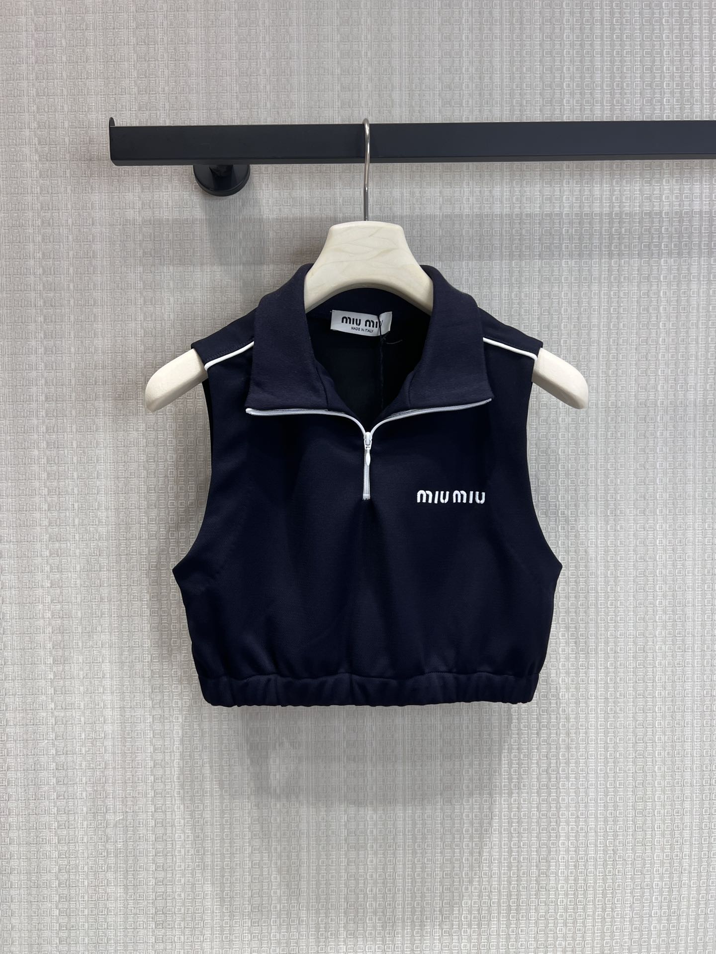 NO:759345,Vest supports exchange Miu* 26ss spring and summer new half-zip high-neck short sleeveless sweatshirt elastic waist casual pants suit丨exclusively developed by yb!  Top quality production!  The password for spring relaxation. Sleeveless sports suit, black with white edges, classic and eye-catching, soft and comfortable fabrics, no need to worry about matching when going out, a must-have for lazy and fashionable people. Ready stock S/M/L real shot details,,miumiu,19860909背心 支持换款 Miu* 26ss春夏新款半拉链高领短无袖运动衫松紧腰休闲裤套装丨独家yb开发！顶级高版出品！春日松弛感密码 无袖运动套装,黑调撞白边经典耐看,面料软糯舒适,一套出门不用费心搭配,懒人时髦精必入.现货发售S/M/L实拍细节图,,miumiu,,Women's clothing