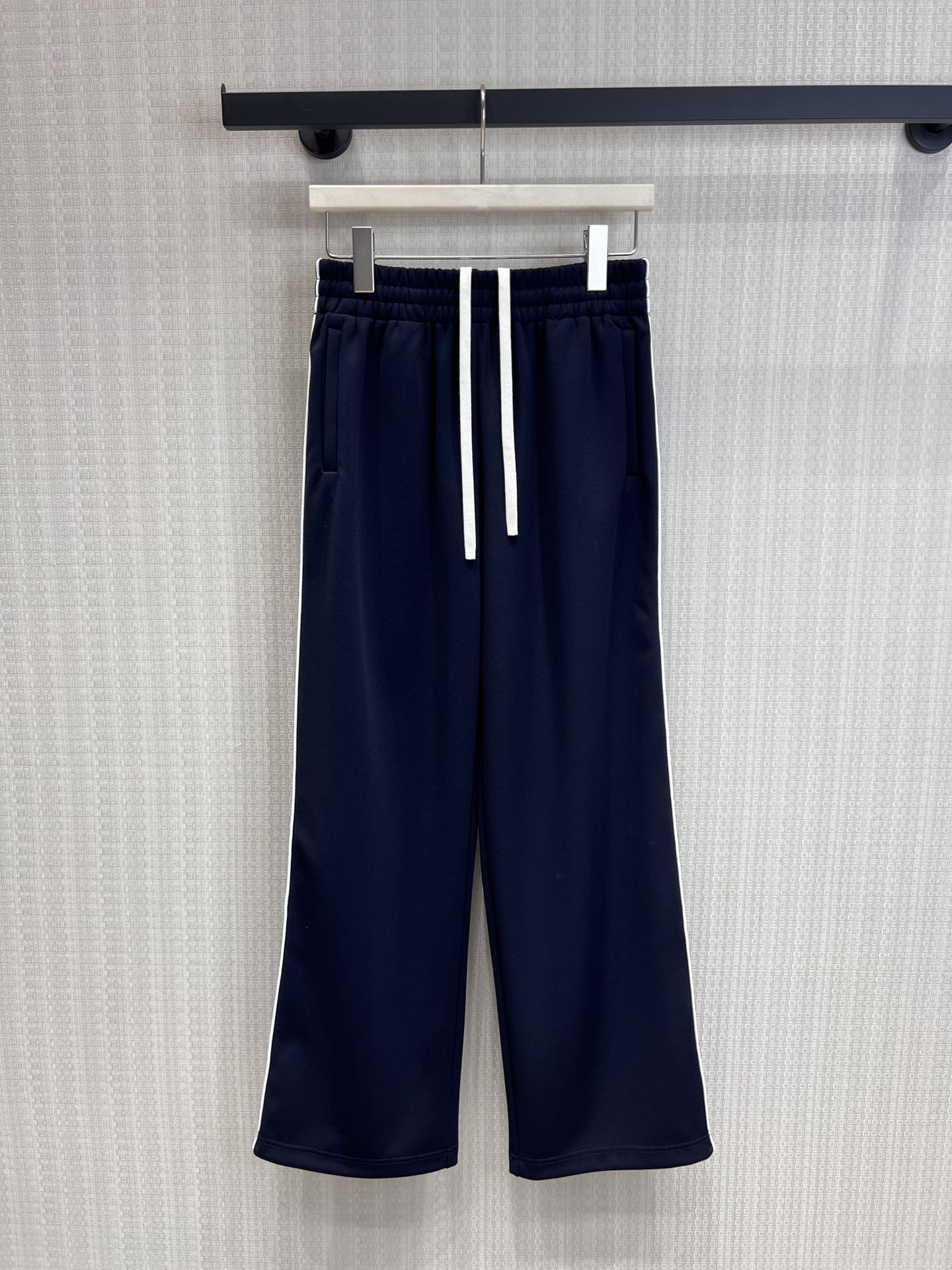 NO:759340,Trousers support exchange Miu* 26ss spring and summer new half-zip high-neck short sleeveless sweatshirt elastic waist casual pants set丨exclusively developed by yb!  Top quality production!  The password for spring relaxation. Sleeveless sports suit, black with white edges, classic and eye-catching, soft and comfortable fabrics, no need to worry about matching when going out, a must-have for lazy and fashionable people. Ready stock S/M/L real shot details,,miumiu,19860909长裤支持换款 Miu* 26ss春夏新款半拉链高领短无袖运动衫松紧腰休闲裤套装丨独家yb开发！顶级高版出品！春日松弛感密码 无袖运动套装,黑调撞白边经典耐看,面料软糯舒适,一套出门不用费心搭配,懒人时髦精必入.现货发售S/M/L实拍细节图,,miumiu,,Women's clothing